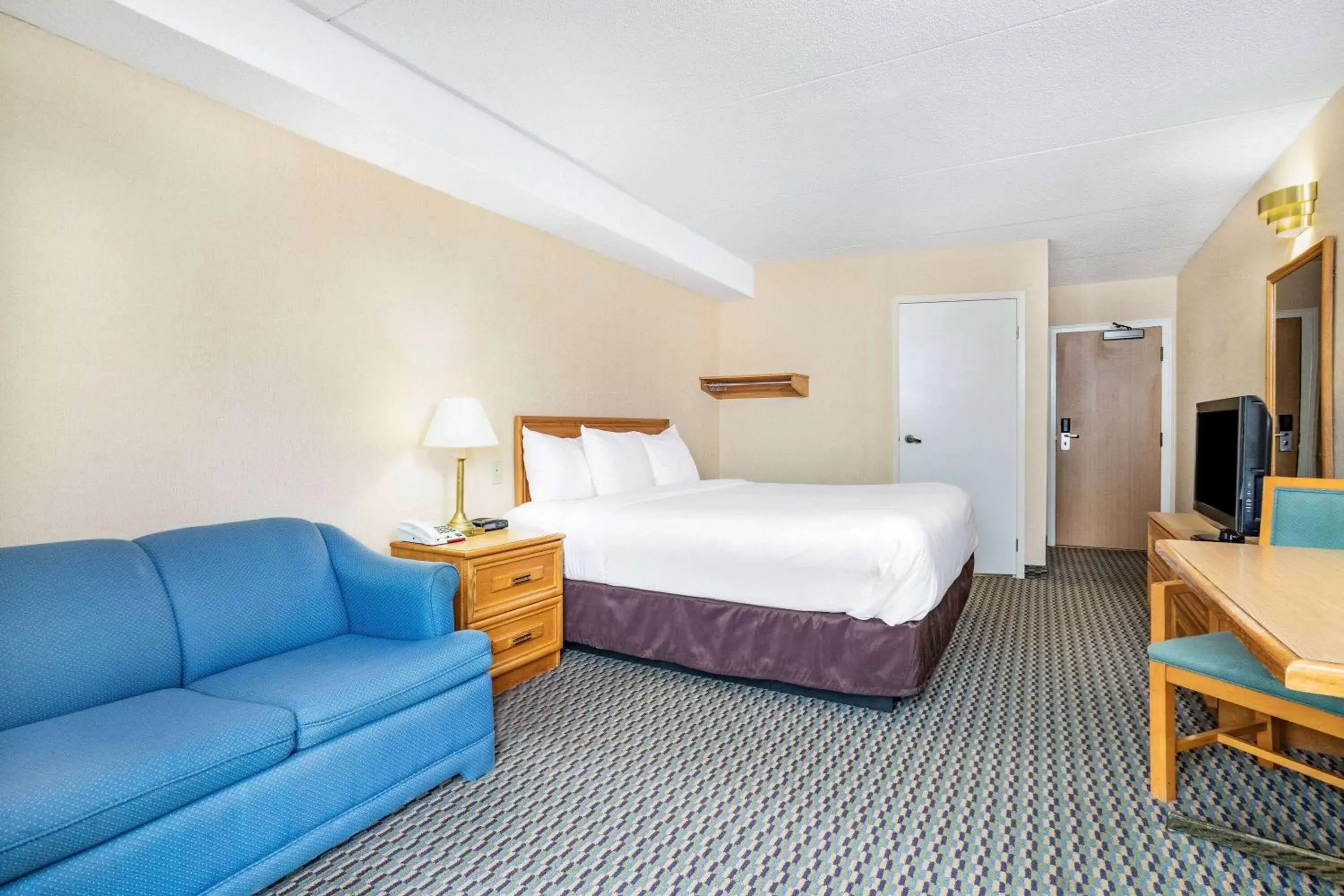 Photo of the whole room, Bed in Travelodge by Wyndham Bridgewater