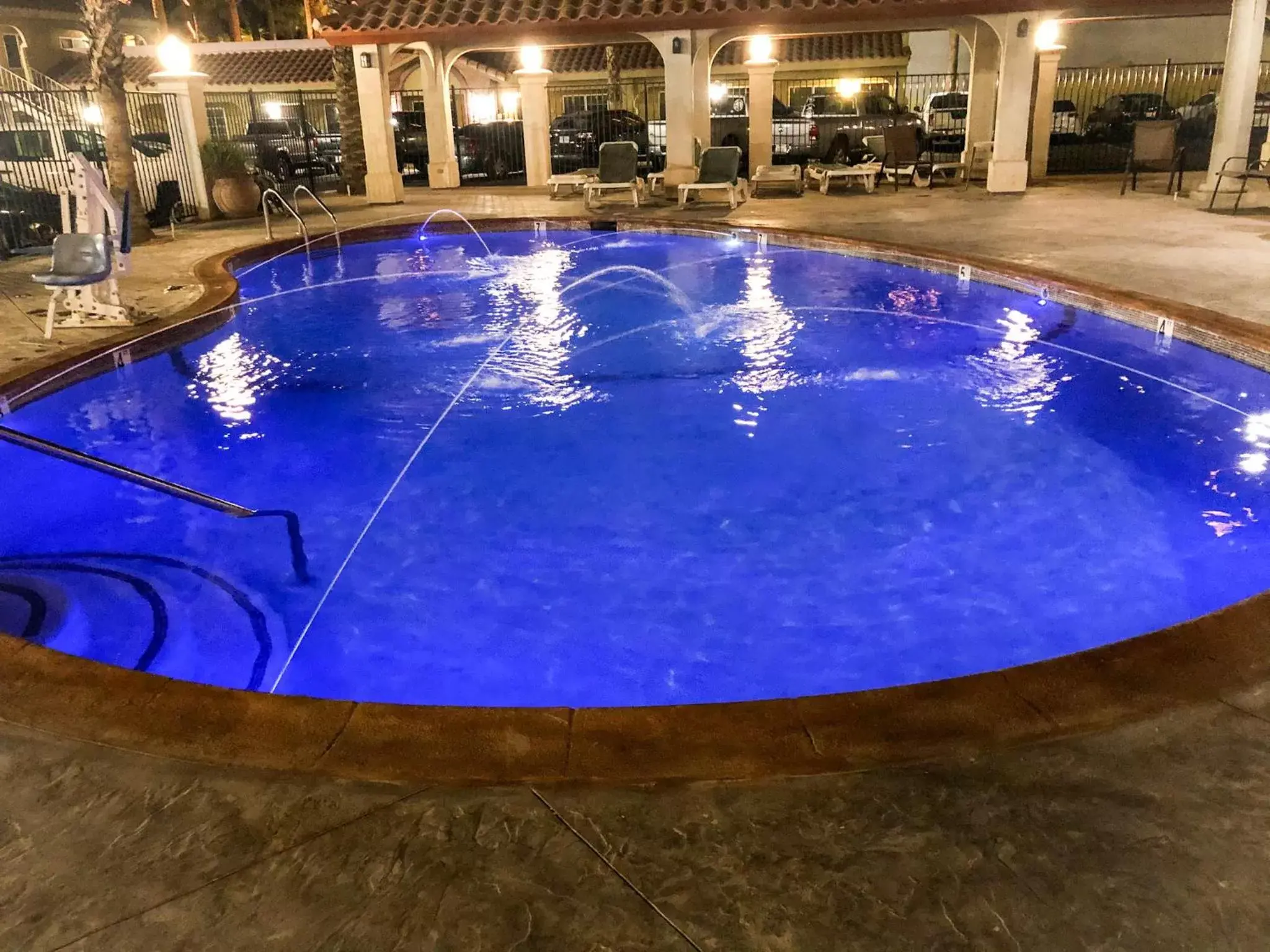 Swimming Pool in Econo Lodge