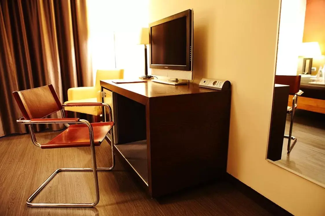 Bedroom, TV/Entertainment Center in Admiral Park Hotel