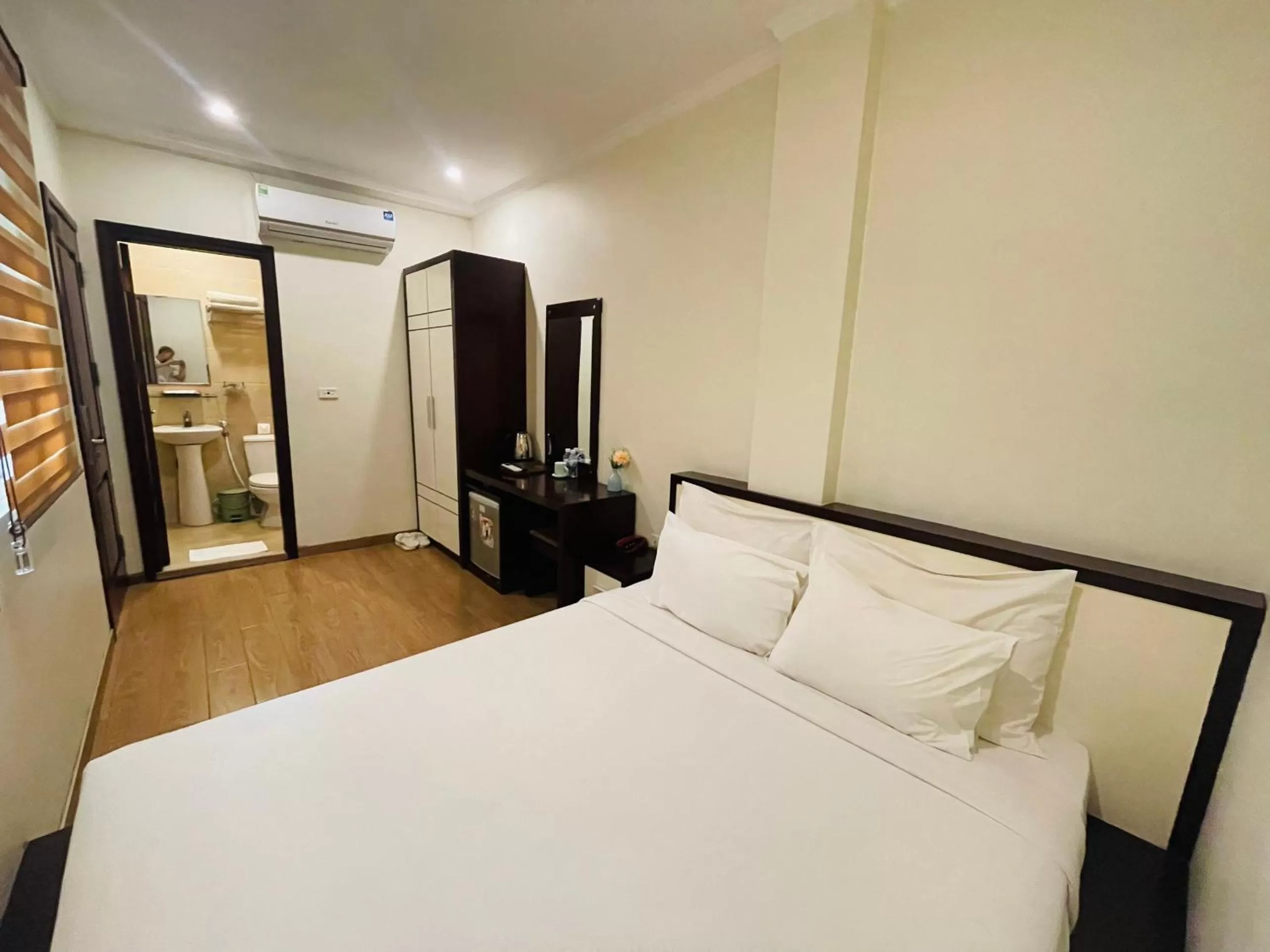 Property building, Bed in Rising Dragon Hotel