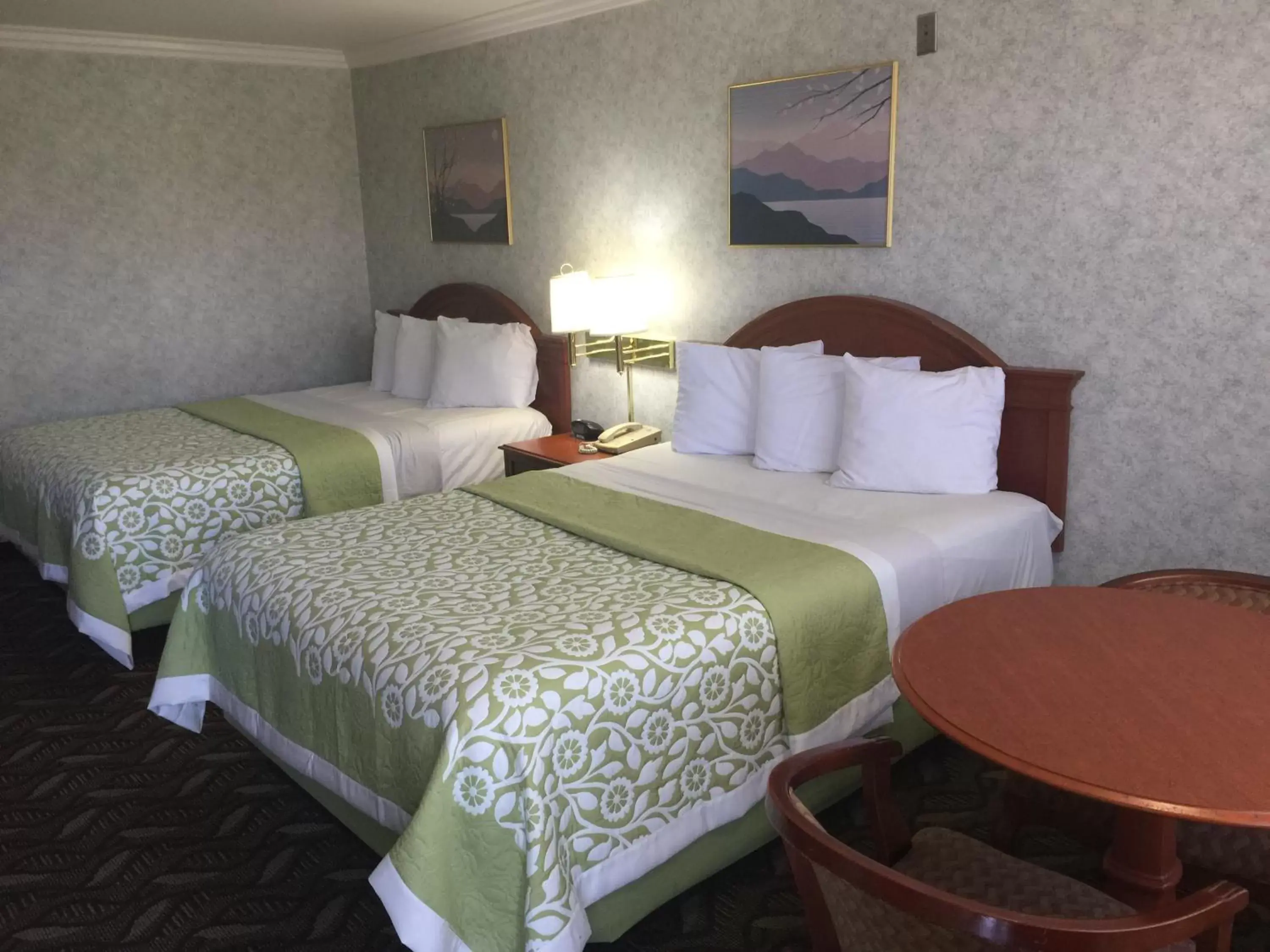 Bed in Days Inn by Wyndham Los Angeles LAX/ Redondo&ManhattanBeach