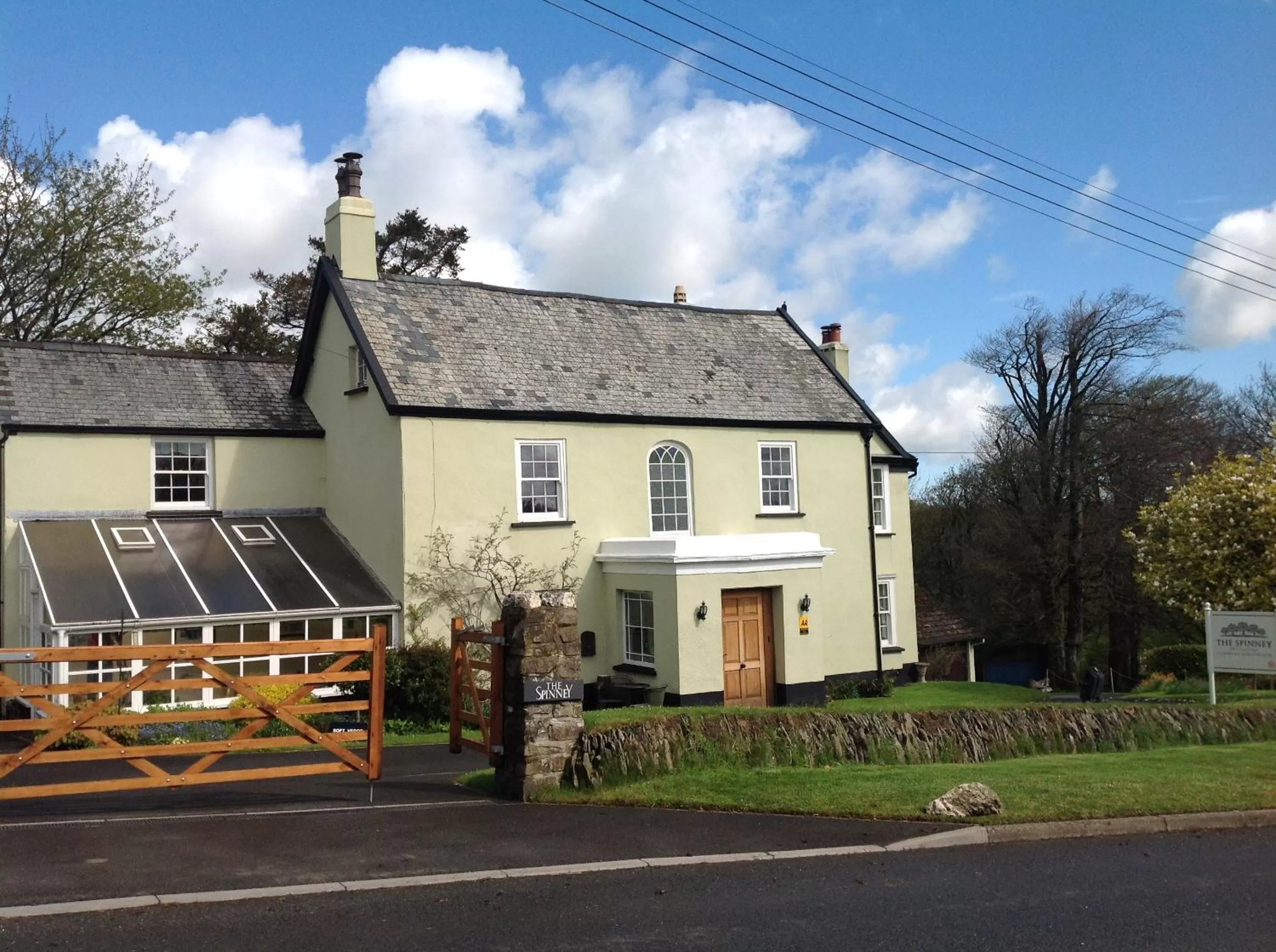 Facade/entrance, Property Building in The Spinney