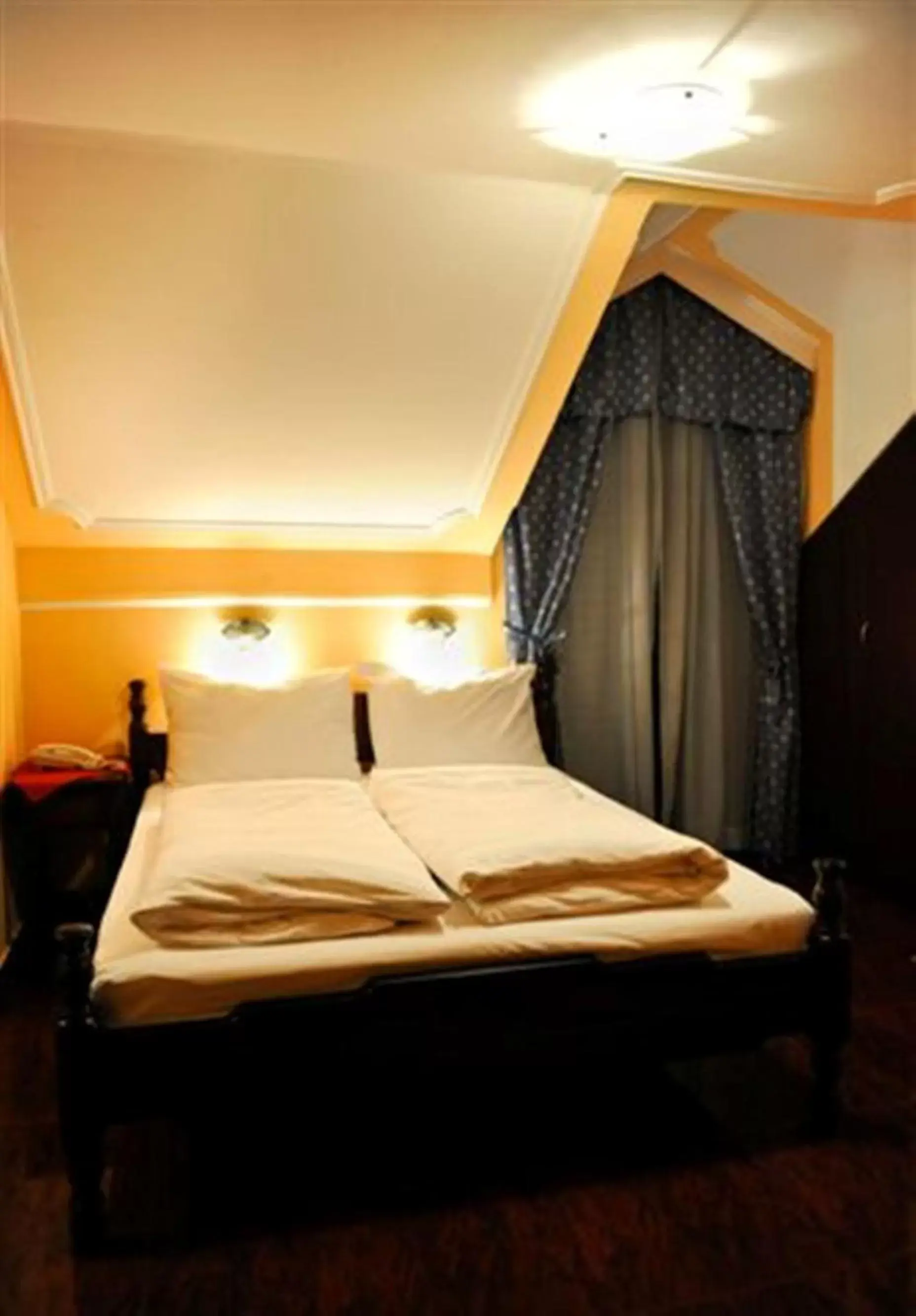 Bed in Hotel Evropa