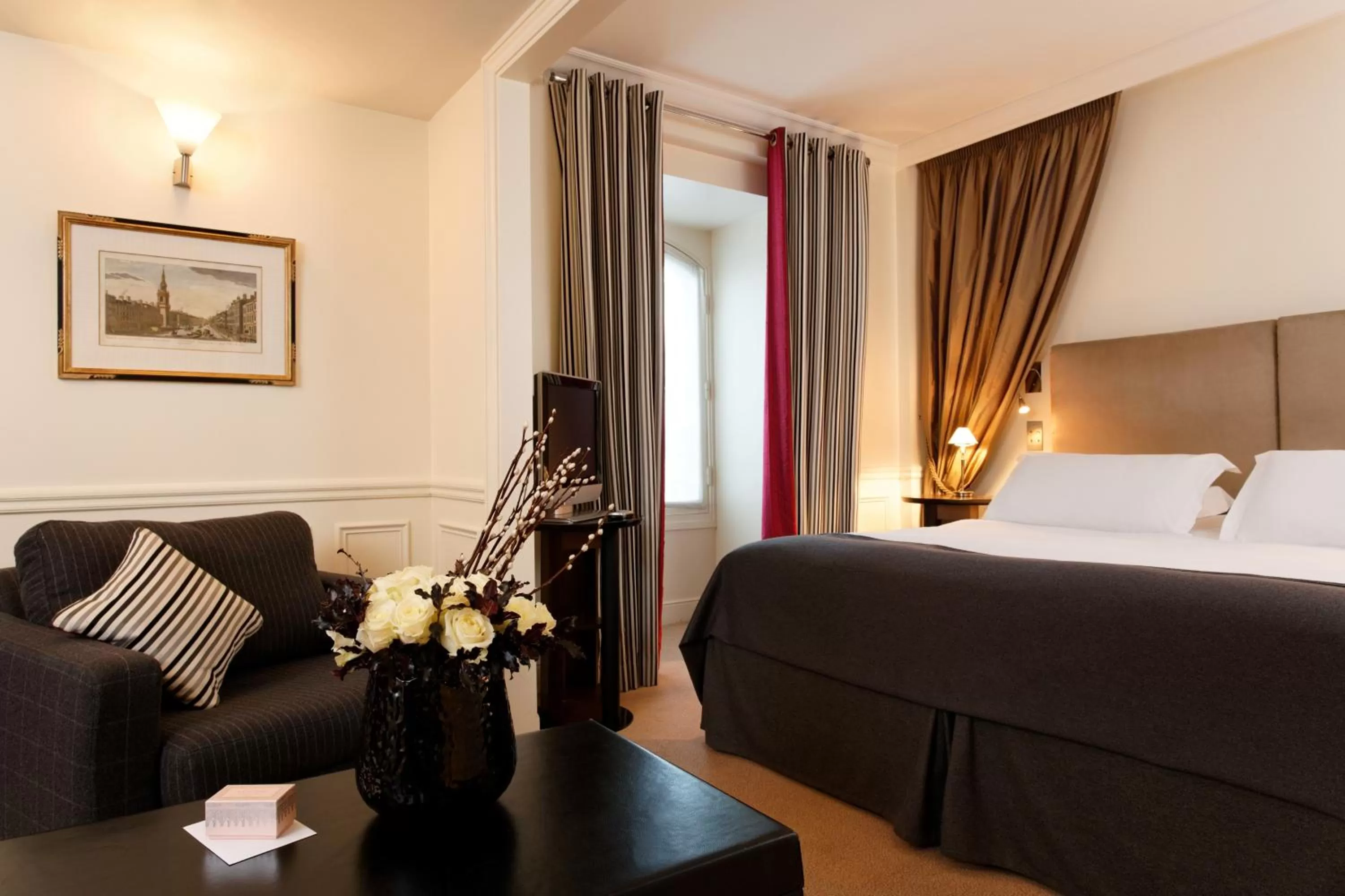 Bedroom, Bed in La Tremoille Paris