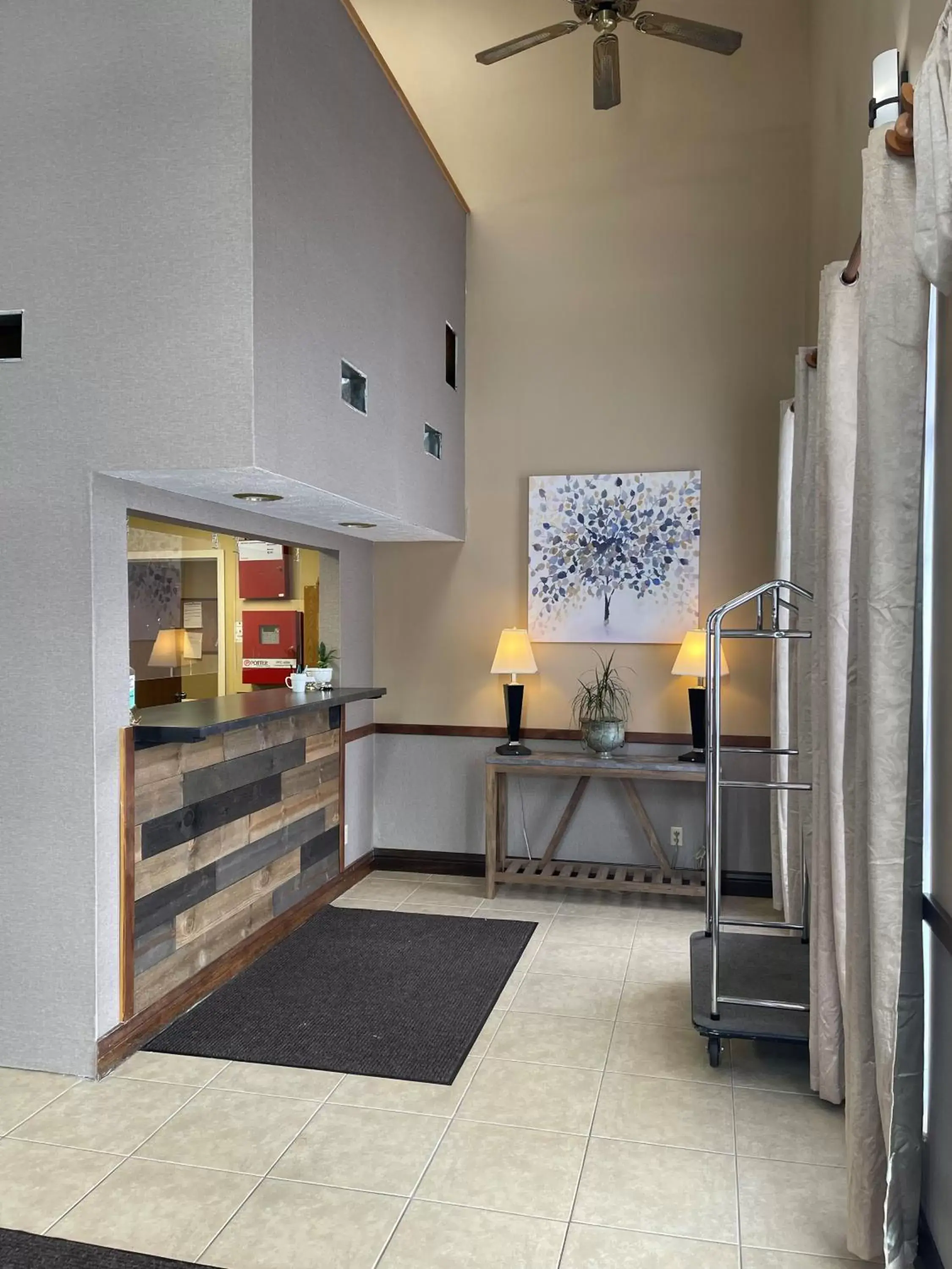 Lobby or reception, Kitchen/Kitchenette in The Woodridge Inn