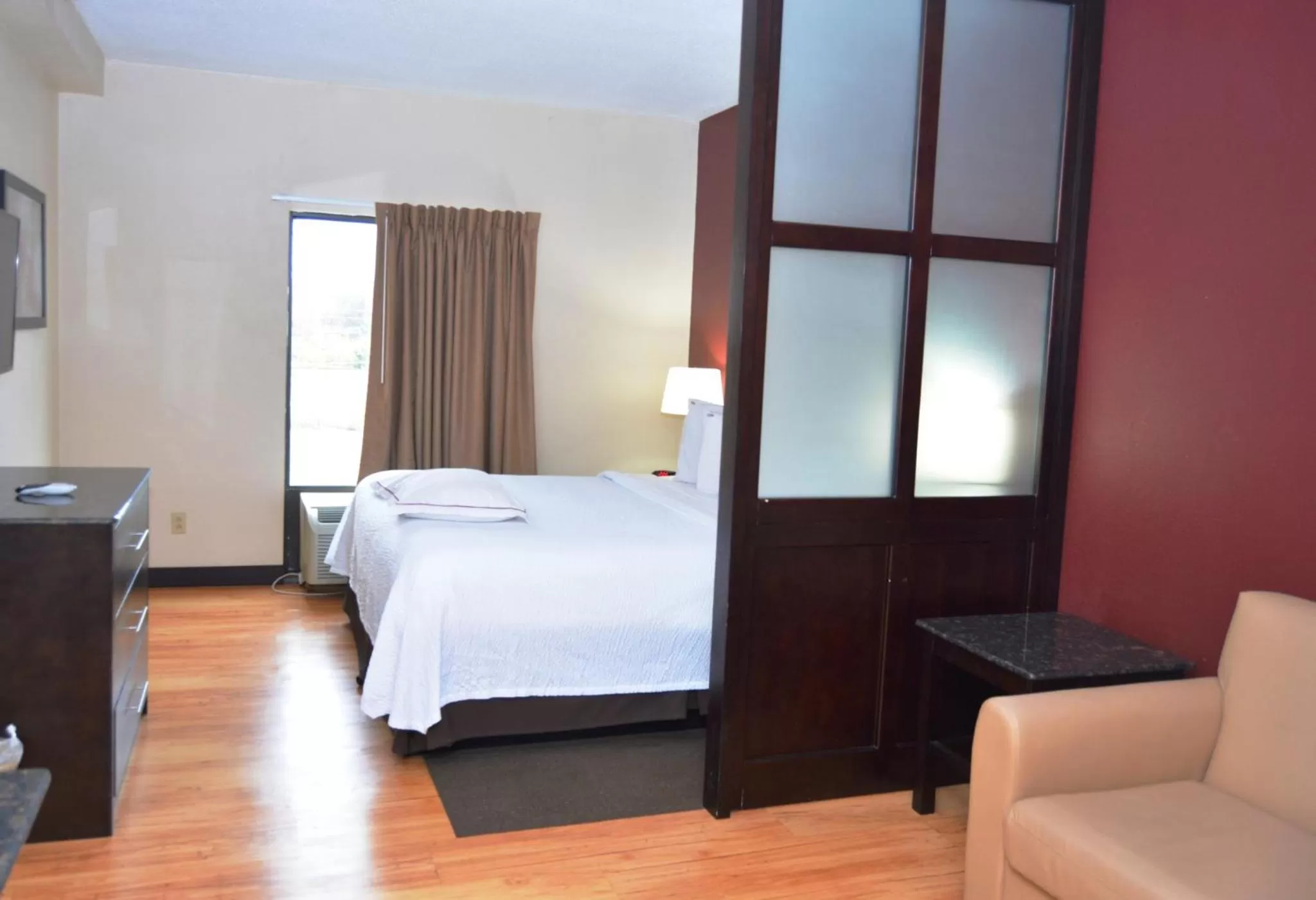 Photo of the whole room, Bed in Red Roof Inn PLUS+ & Suites Chattanooga - Downtown