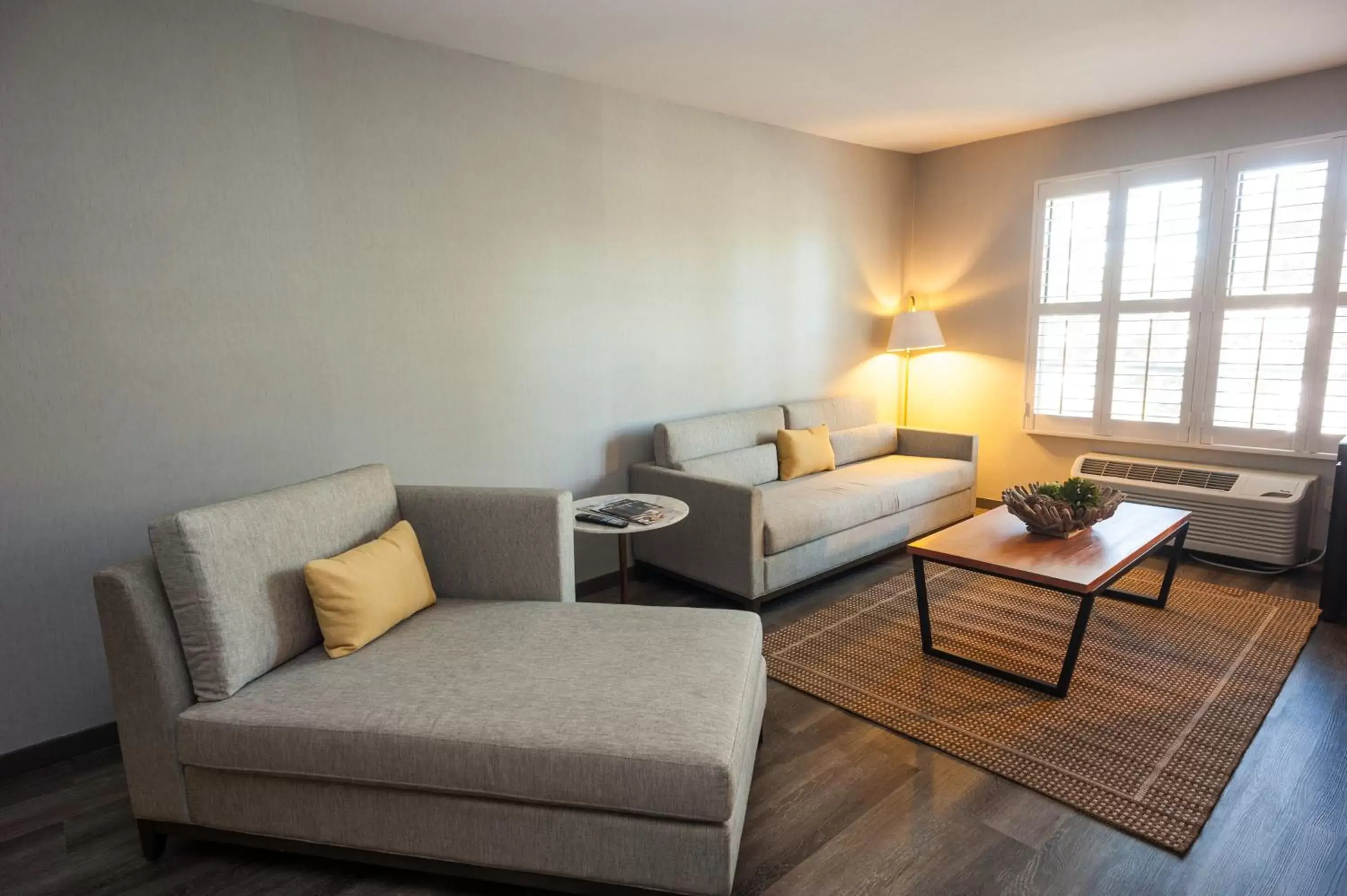 Living room, Bed in Hotel Indigo Napa Valley by IHG Living room, Bed in Hotel Indigo Napa Valley by IHG