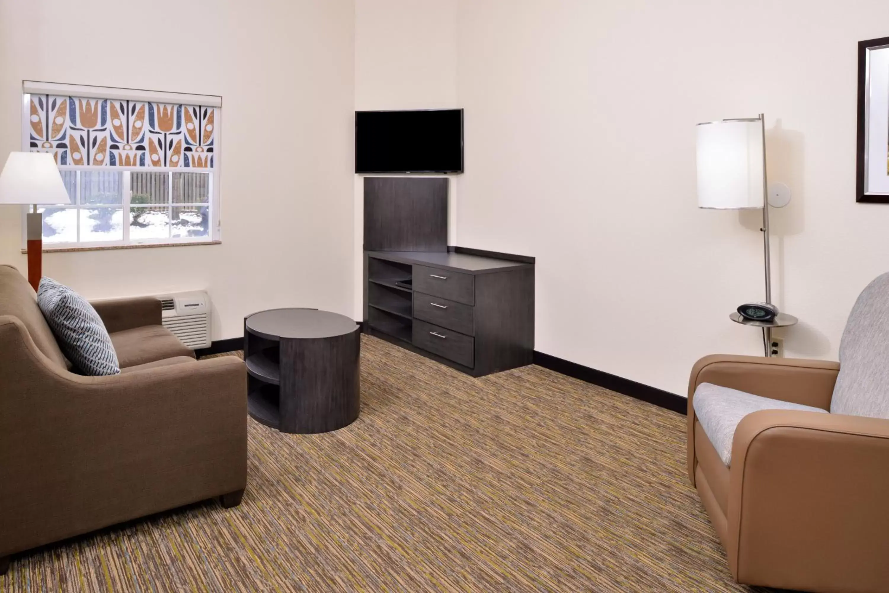 Photo of the whole room, TV/Entertainment Center in Candlewood Suites Winchester, an IHG Hotel