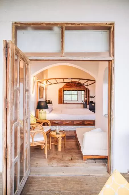 Sānti Beach House with pool & beach