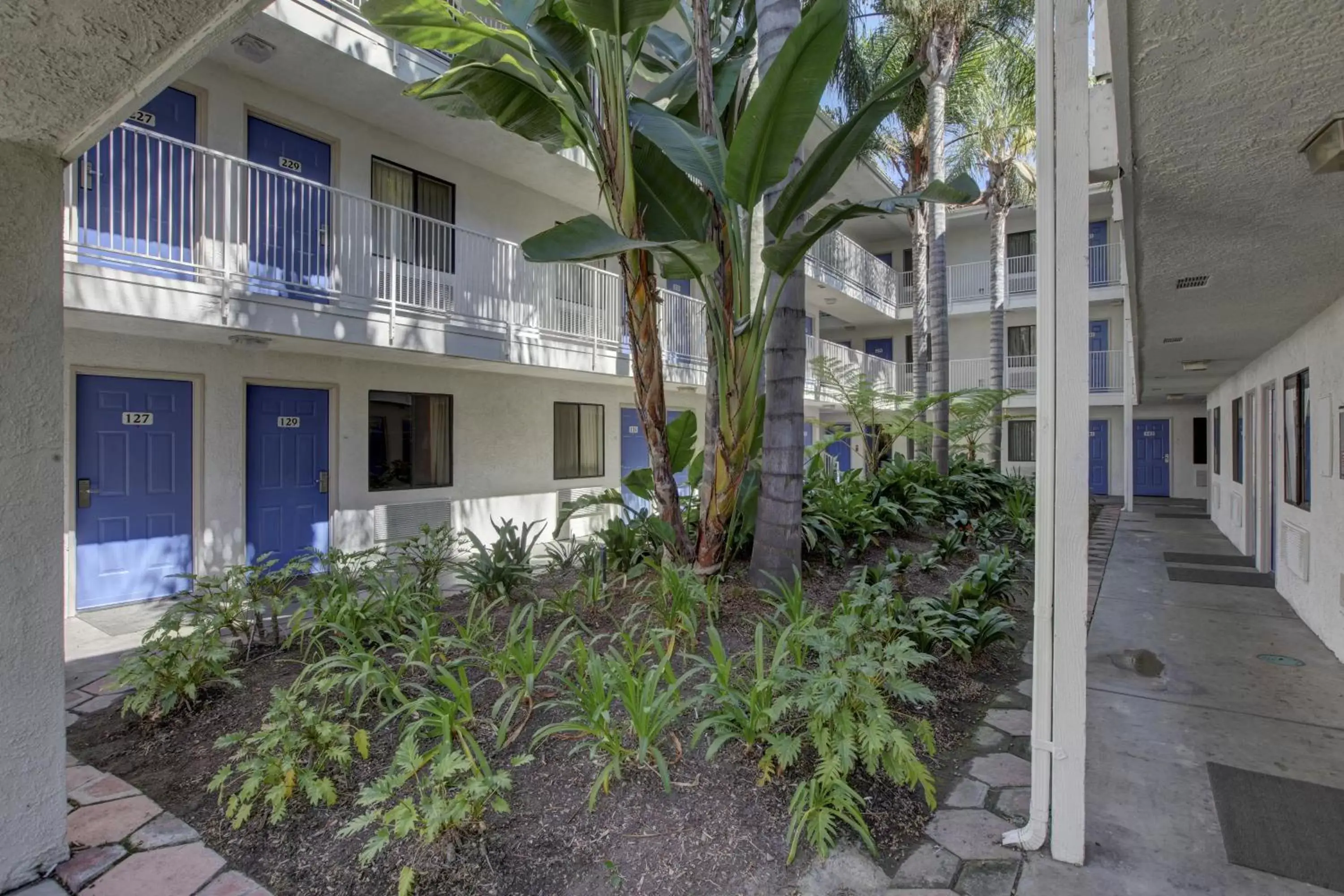 Facade/entrance, Property Building in Motel 6-Bellflower, CA - Los Angeles