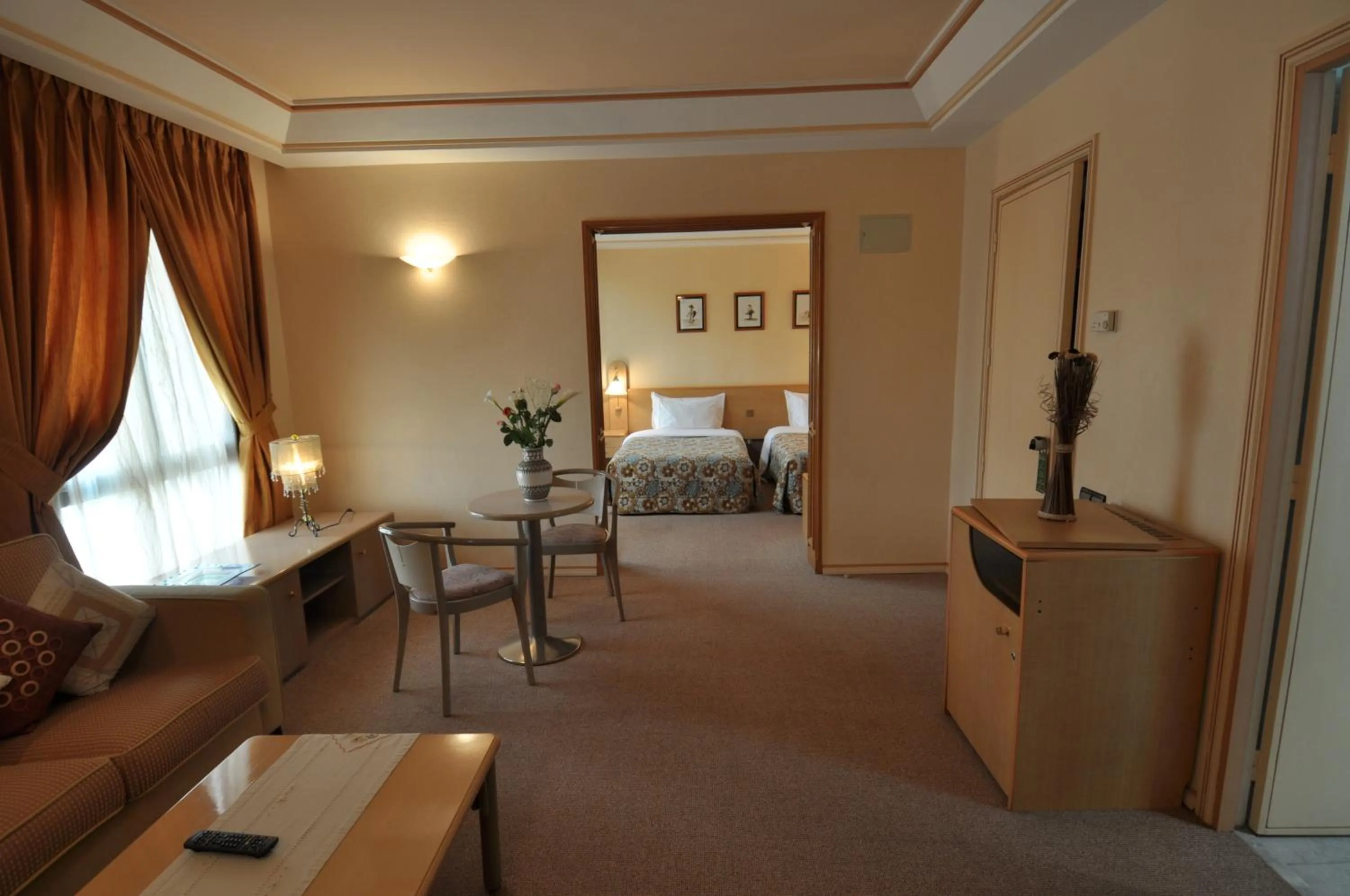 Living room, Bed in Hôtel Wassim