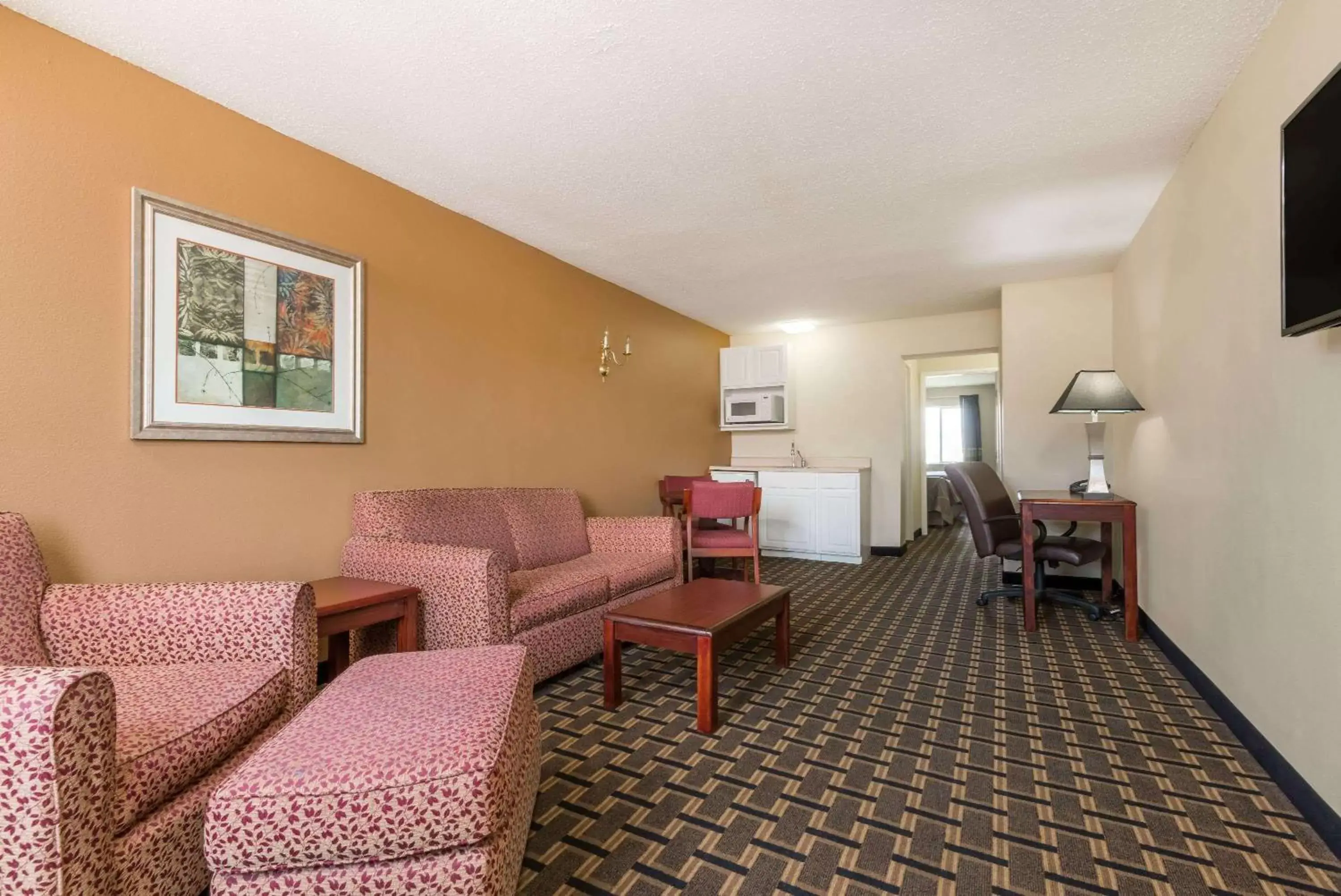 Photo of the whole room, Seating Area in Super 8 by Wyndham Indianapolis/NE/Castleton Area