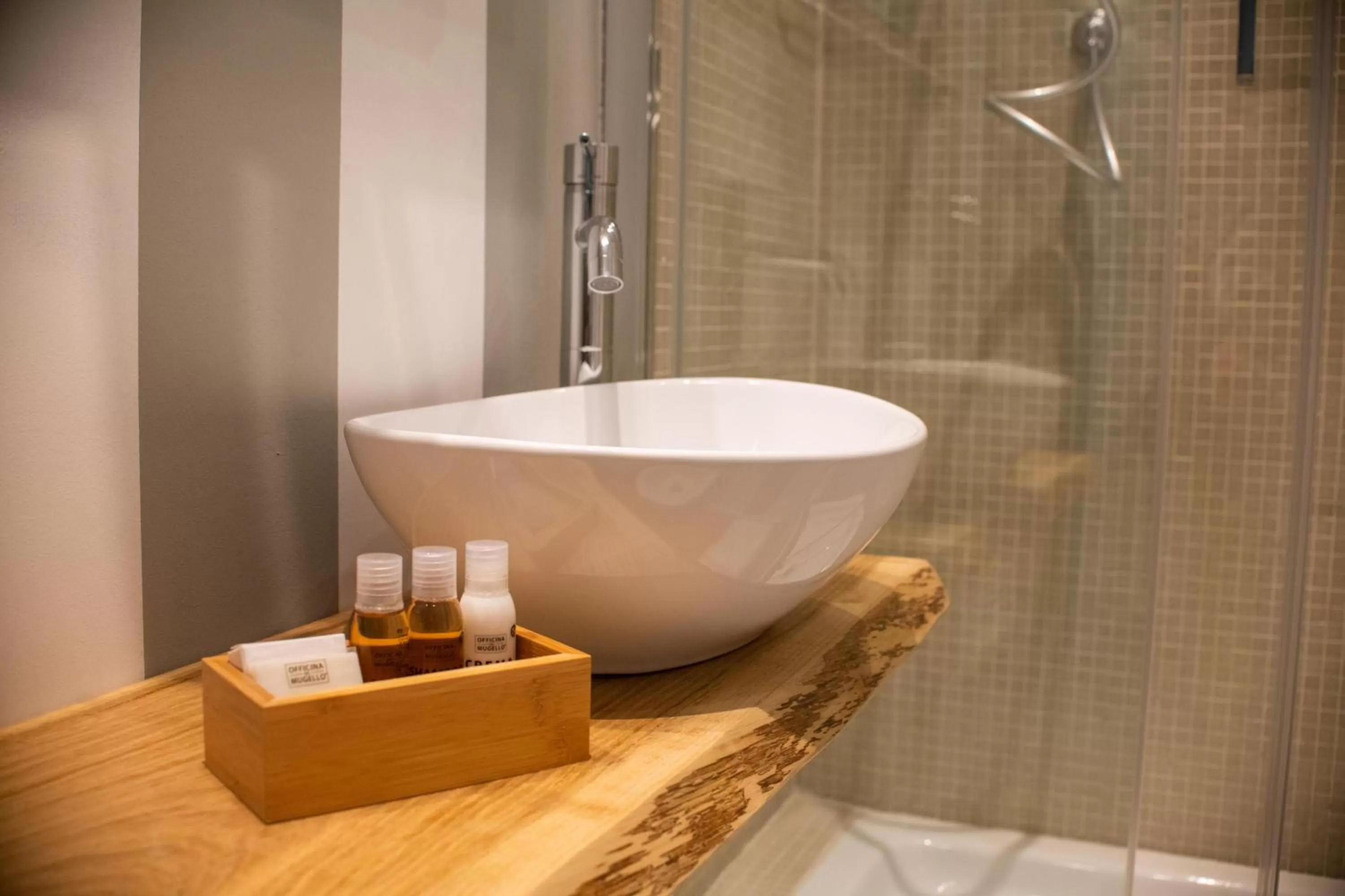 Shower, Bathroom in B&B Dimora Sassetti 6