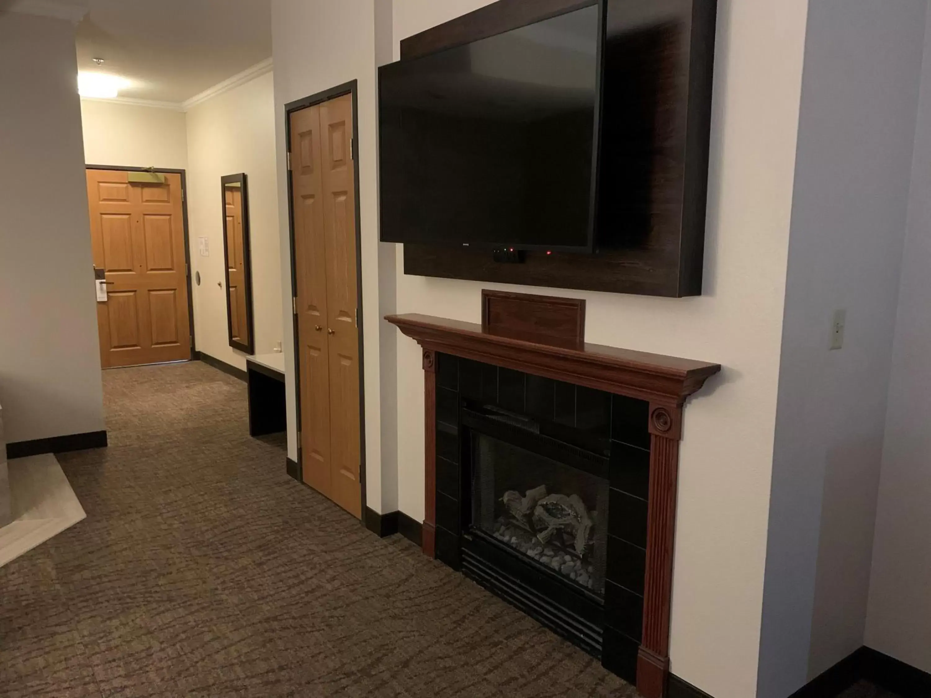 Communal lounge/ TV room, TV/Entertainment Center in Best Western Premier Bridgewood Hotel Resort