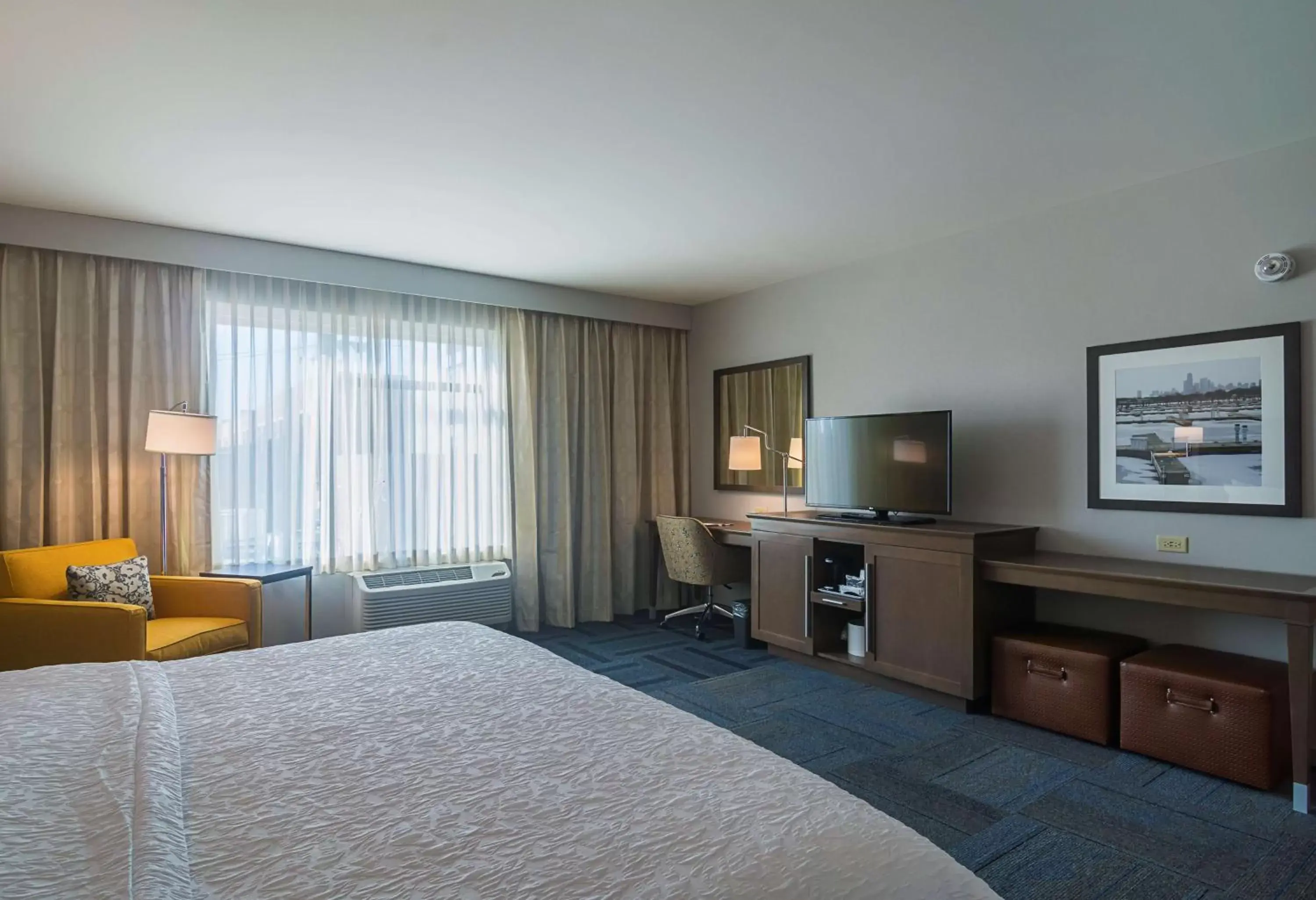 Bed, TV/Entertainment Center in Hampton Inn Chicago North-Loyola Station, Il