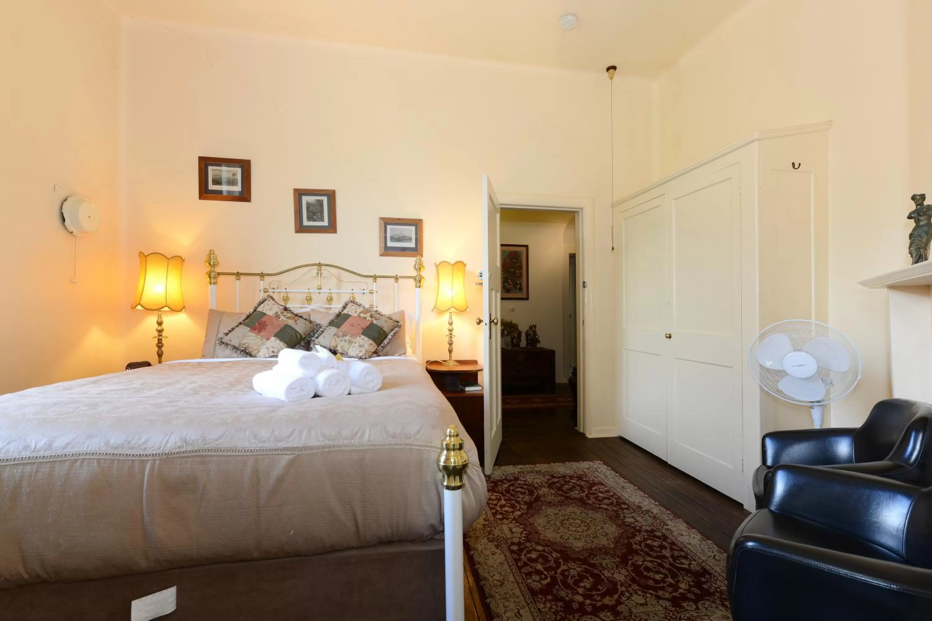 Bed in Edinburgh Gallery Bed & Breakfast