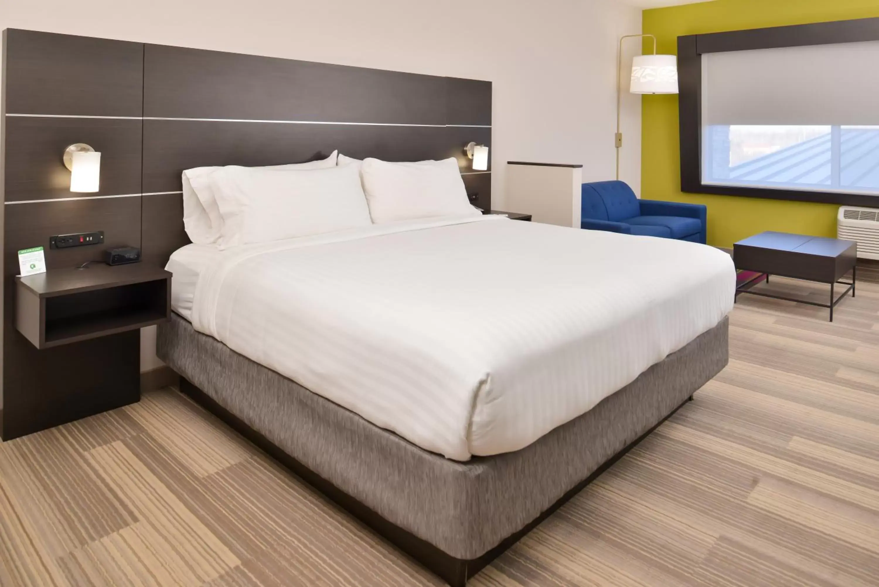 Bedroom, Bed in Holiday Inn Express & Suites - Kansas City - Lee's Summit, an IHG Hotel