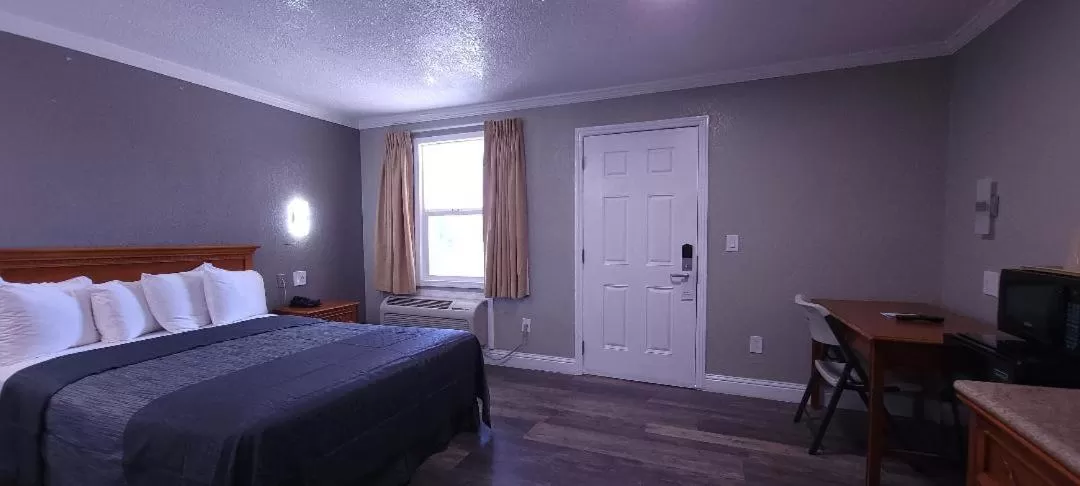 Photo of the whole room, Bed in Rodeway Inn Chico University Area