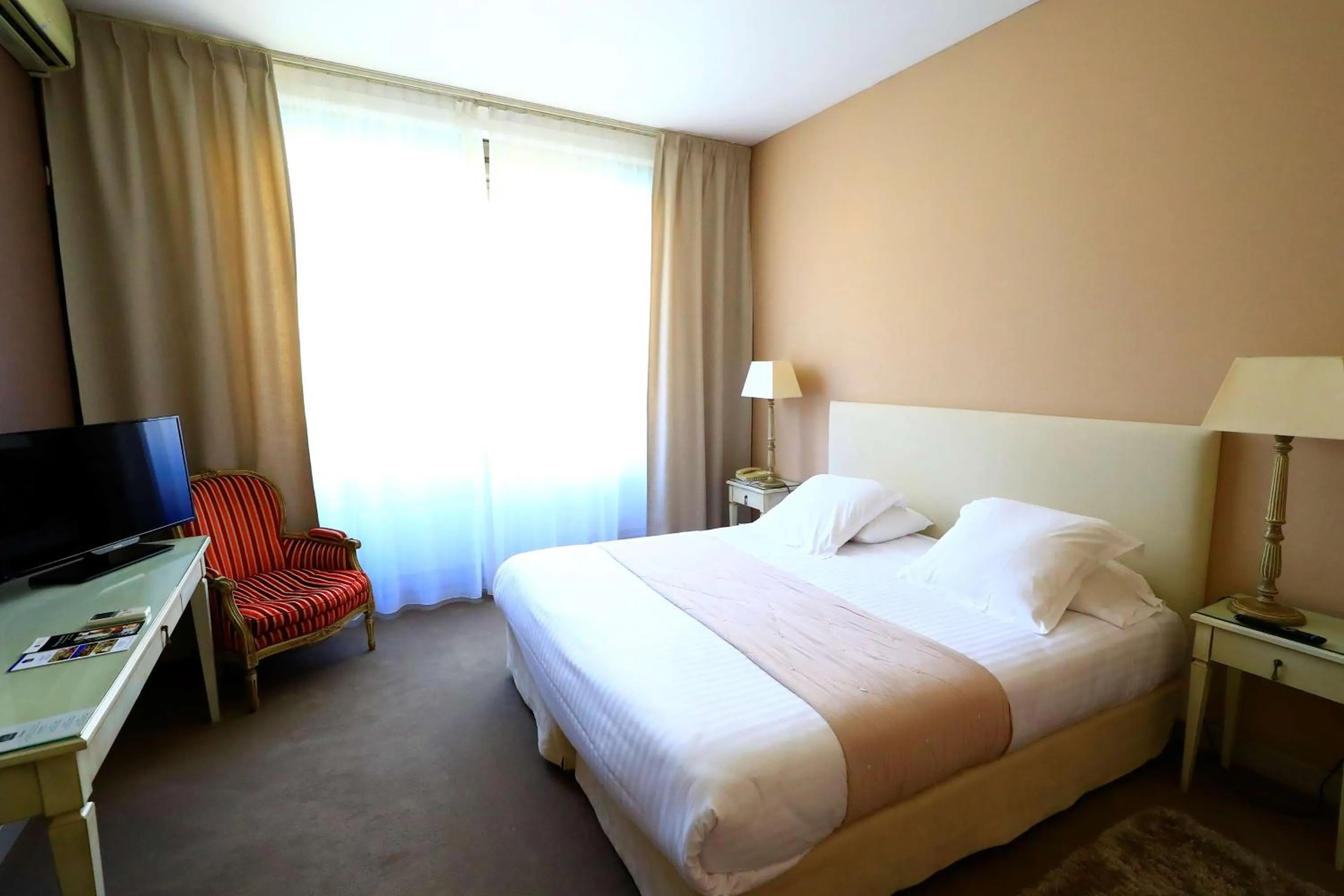 Photo of the whole room, Bed in Hotel Le Renoir