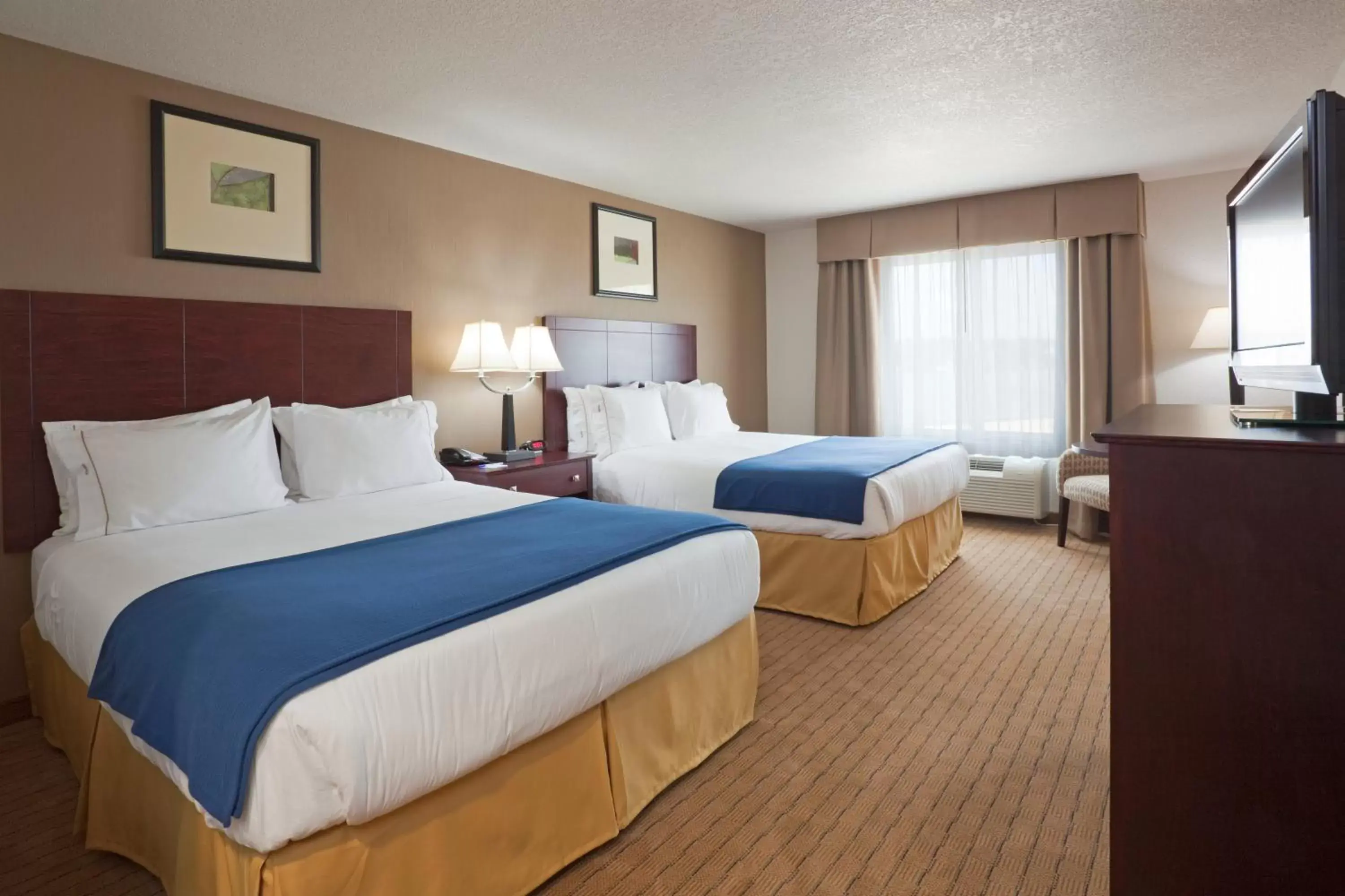 Photo of the whole room, Bed in Holiday Inn Express Hotel & Suites Antigo, an IHG Hotel
