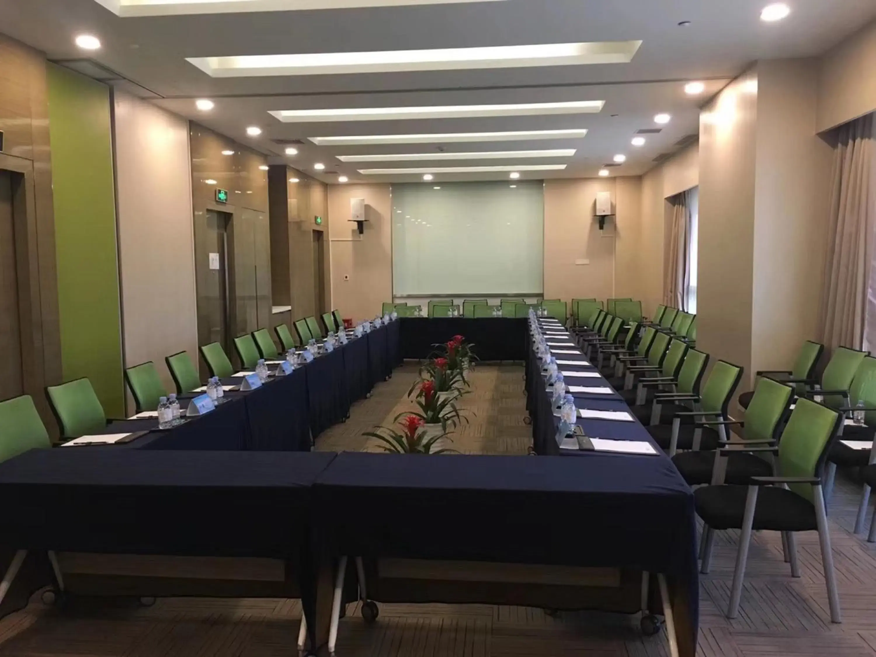 Meeting/conference room in Holiday Inn Express Xi'an High-Tech Zone, an IHG Hotel