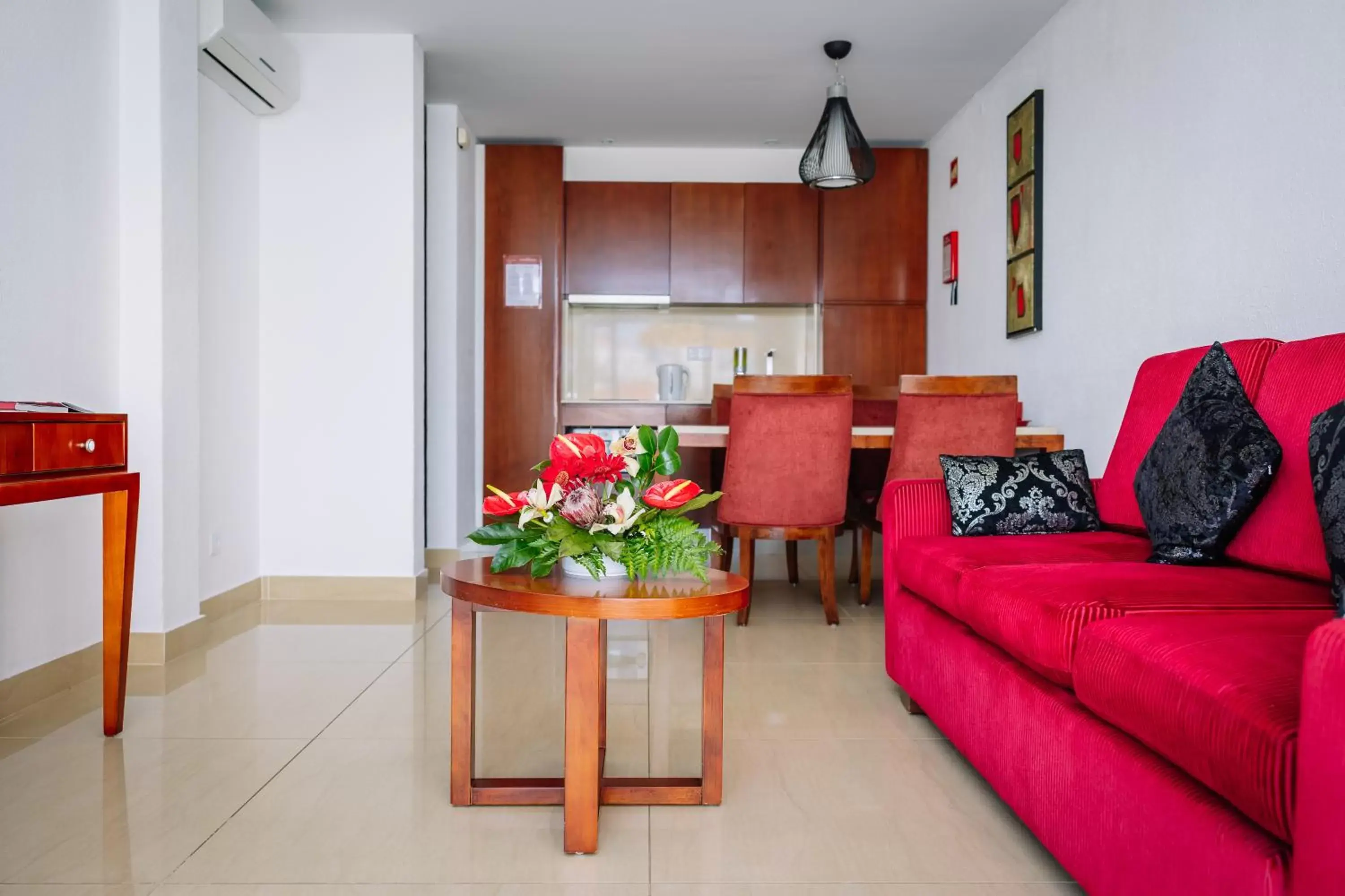 Kitchen or kitchenette, Seating Area in Muthu Clube Praia da Oura