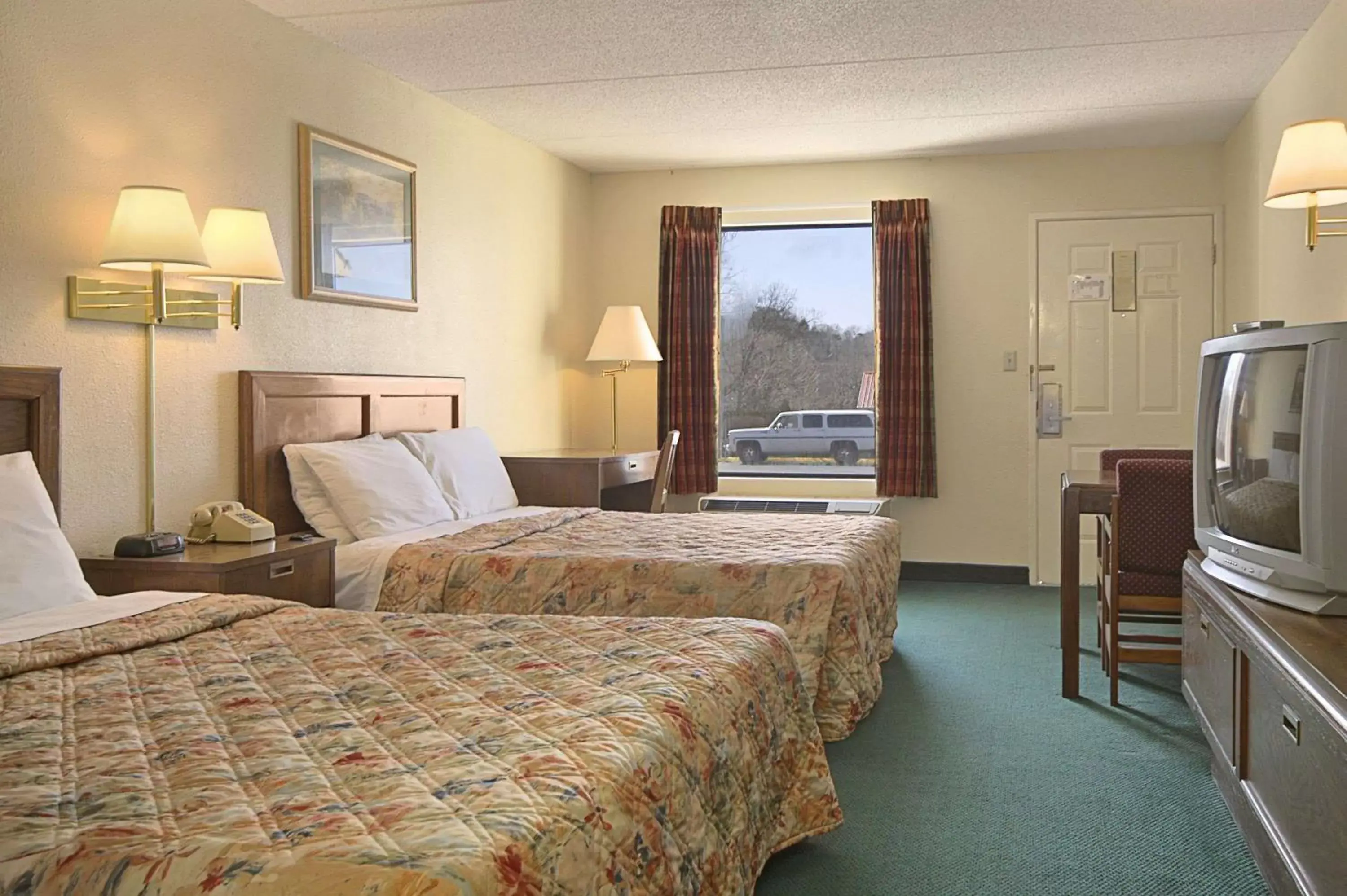 Photo of the whole room, Bed in Days Inn by Wyndham Apple Valley Pigeon Forge/Sevierville