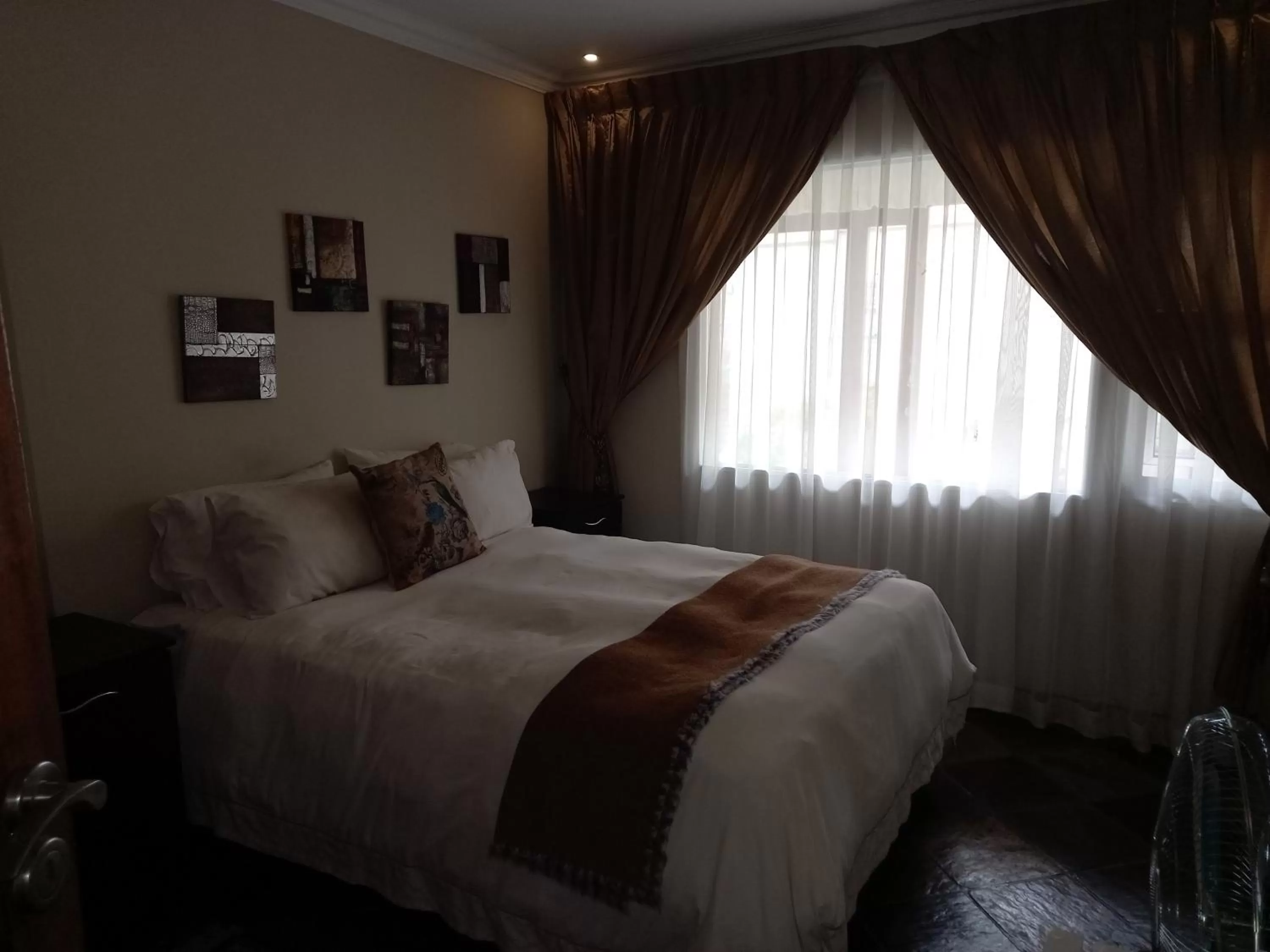 Photo of the whole room, Bed in Troas Boutique hotel
