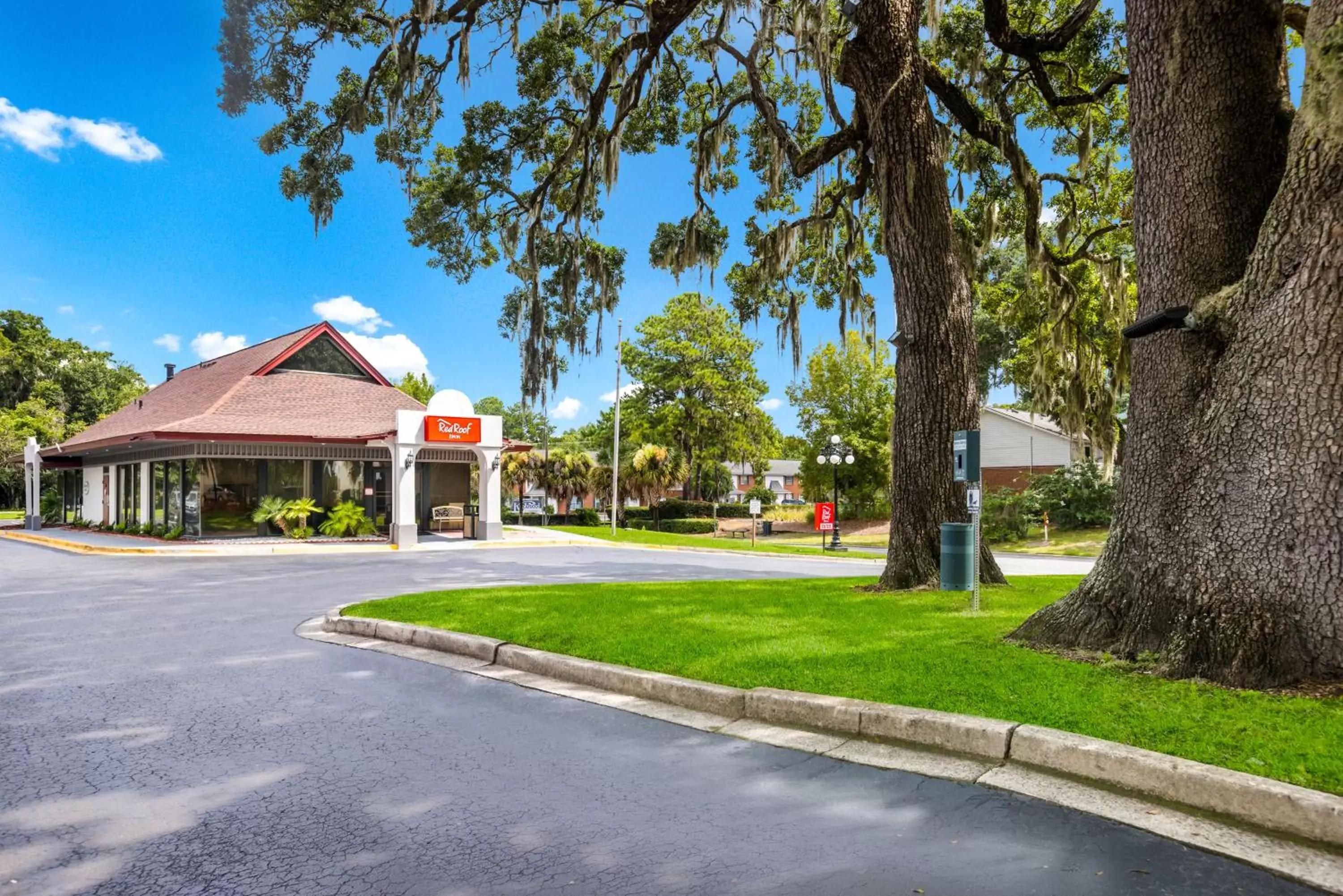 Property Building in Red Roof Inn Savannah – Southside/Midtown