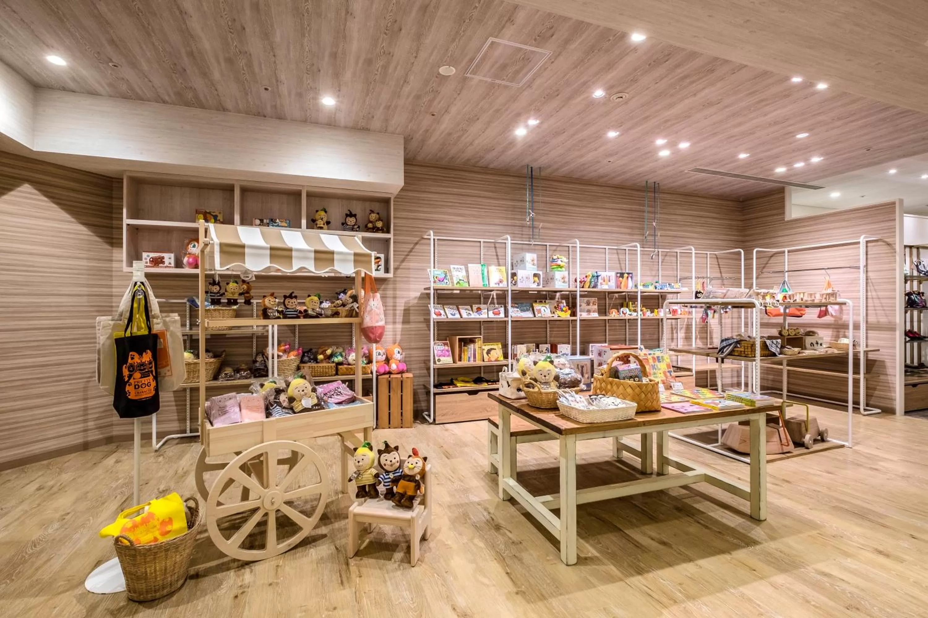 On-site shops in Phoenix Seagaia Ocean Tower