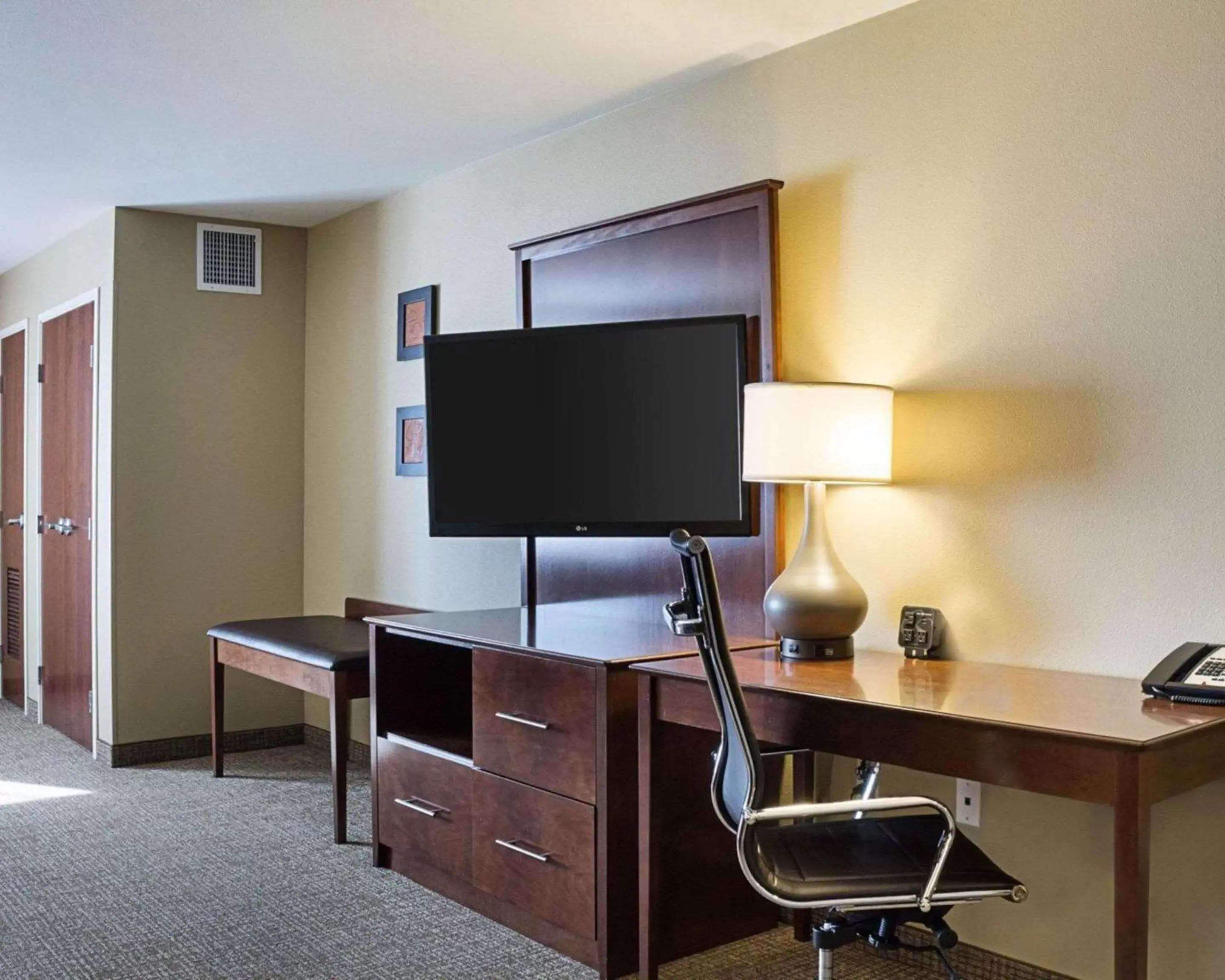 Photo of the whole room, TV/Entertainment Center in Comfort Suites Medical Center