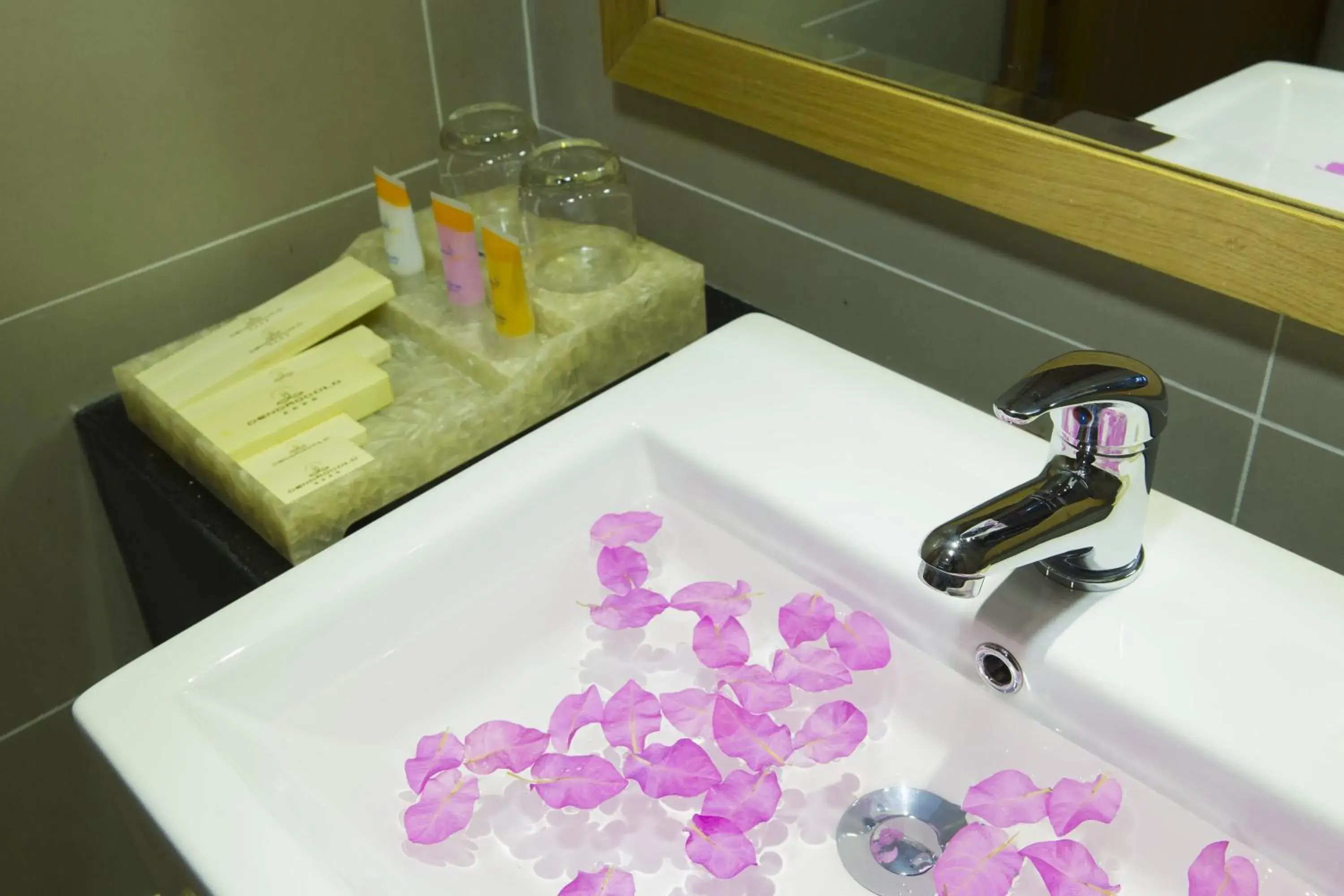 Bathroom in Dendro Gold Hotel