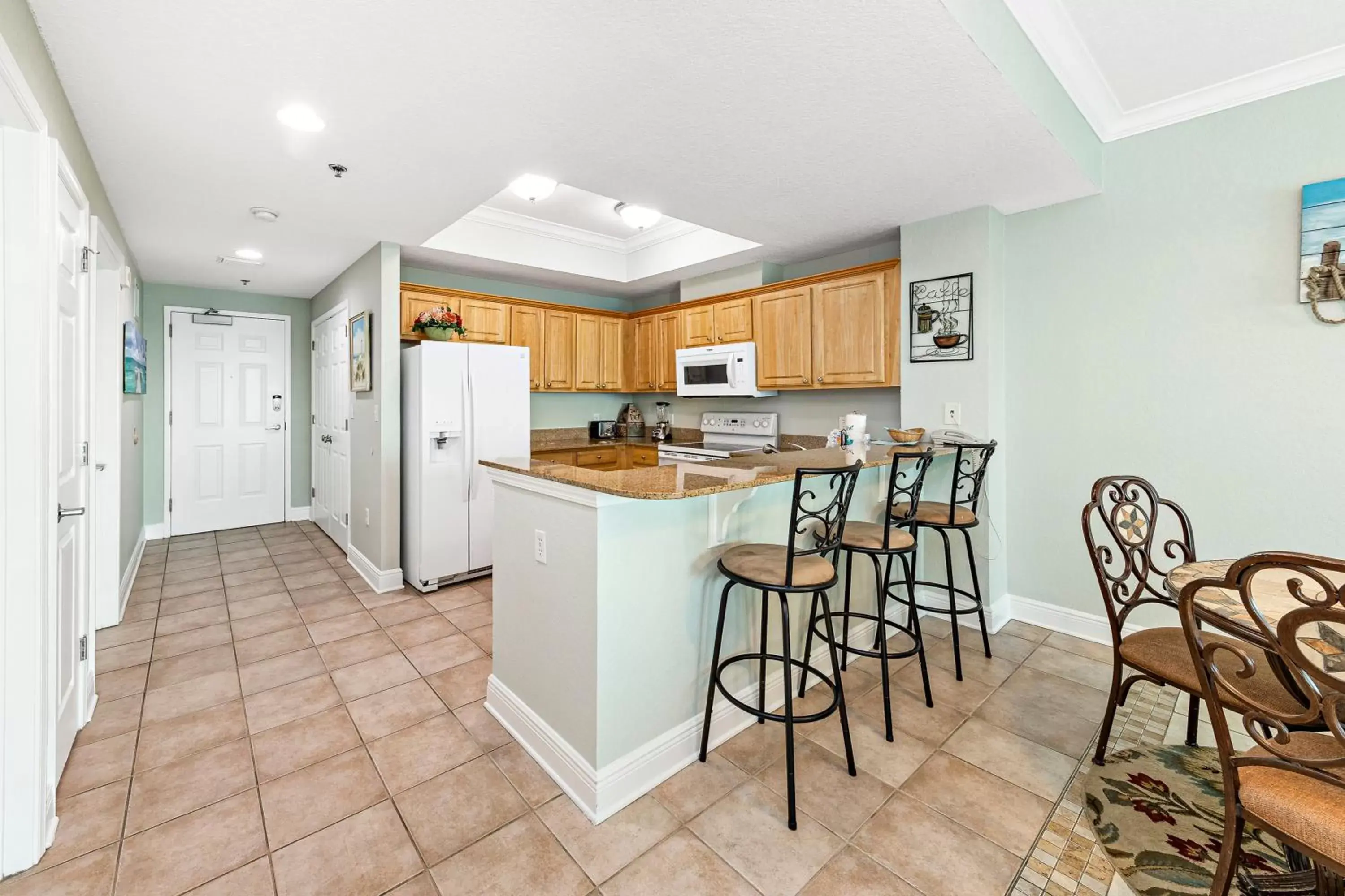 Kitchen or kitchenette, Kitchen/Kitchenette in Crystal Shores West 202