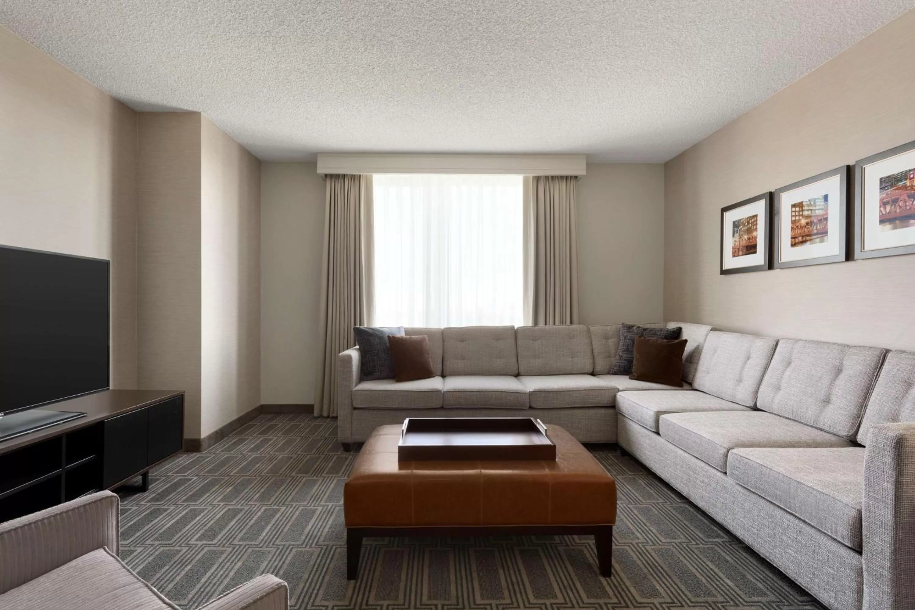 Living room in Embassy Suites by Hilton Chicago Lombard