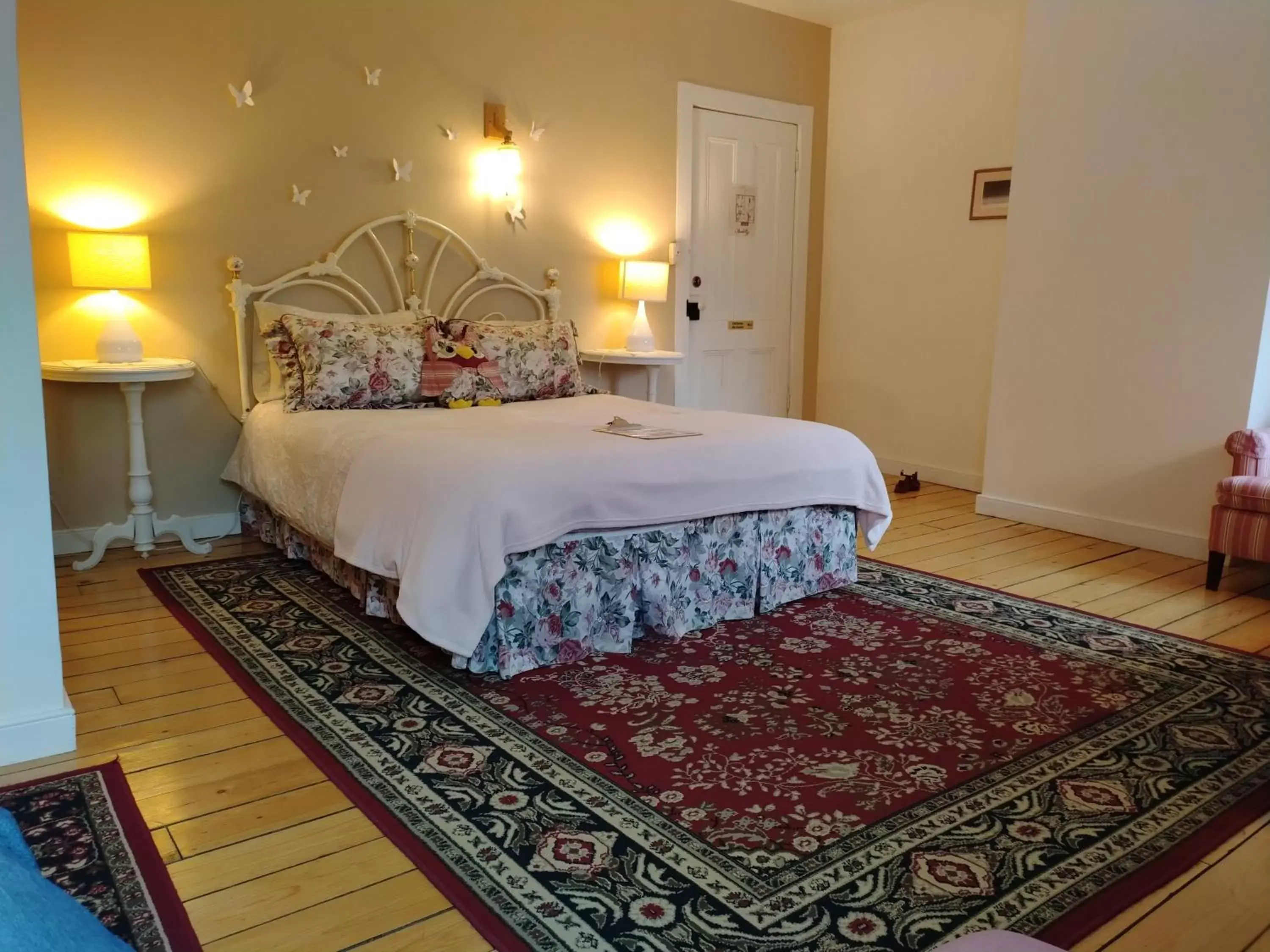 Photo of the whole room, Bed in Auberge La Châtelaine