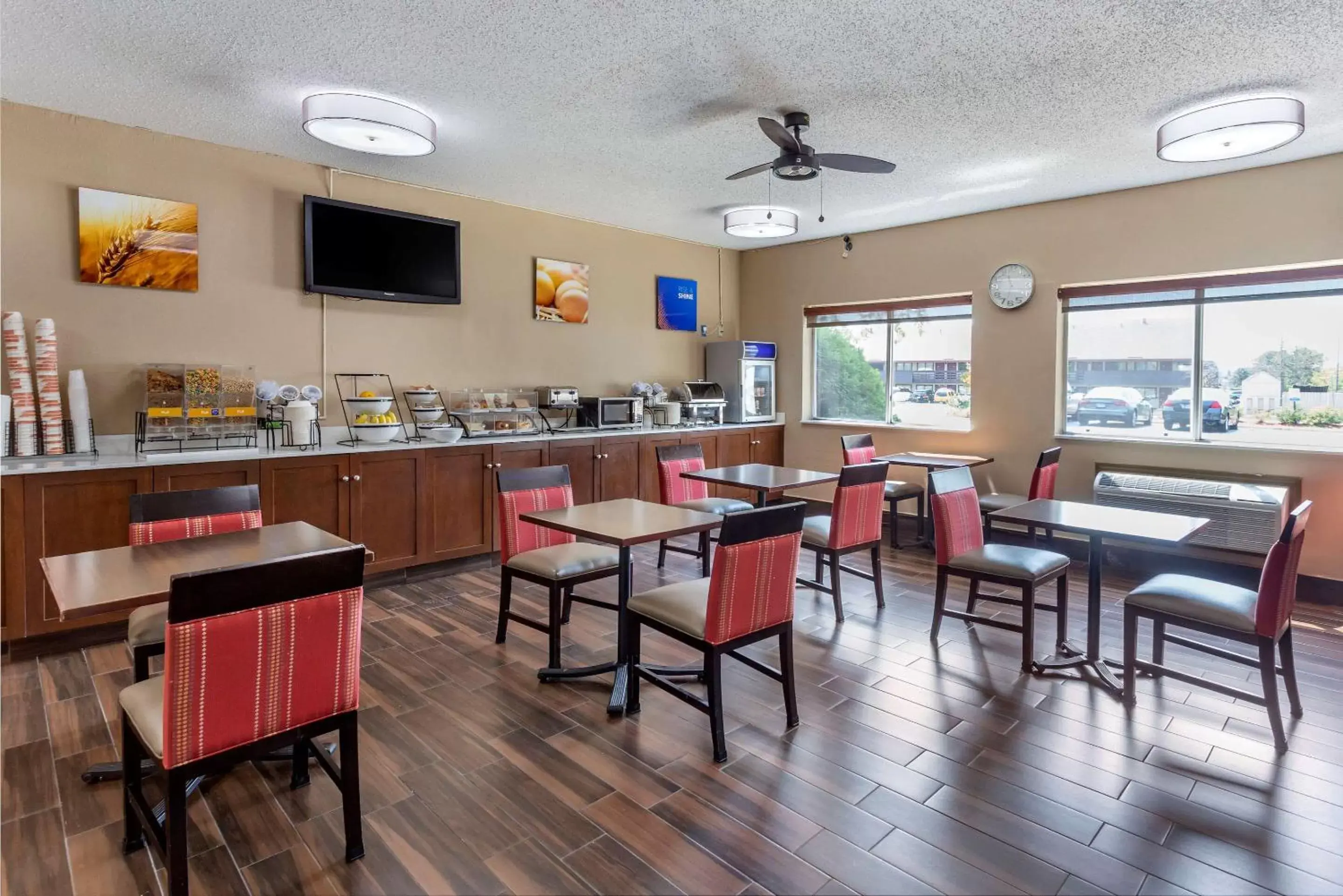 Restaurant/Places to Eat in Comfort Inn Rockford near Casino District