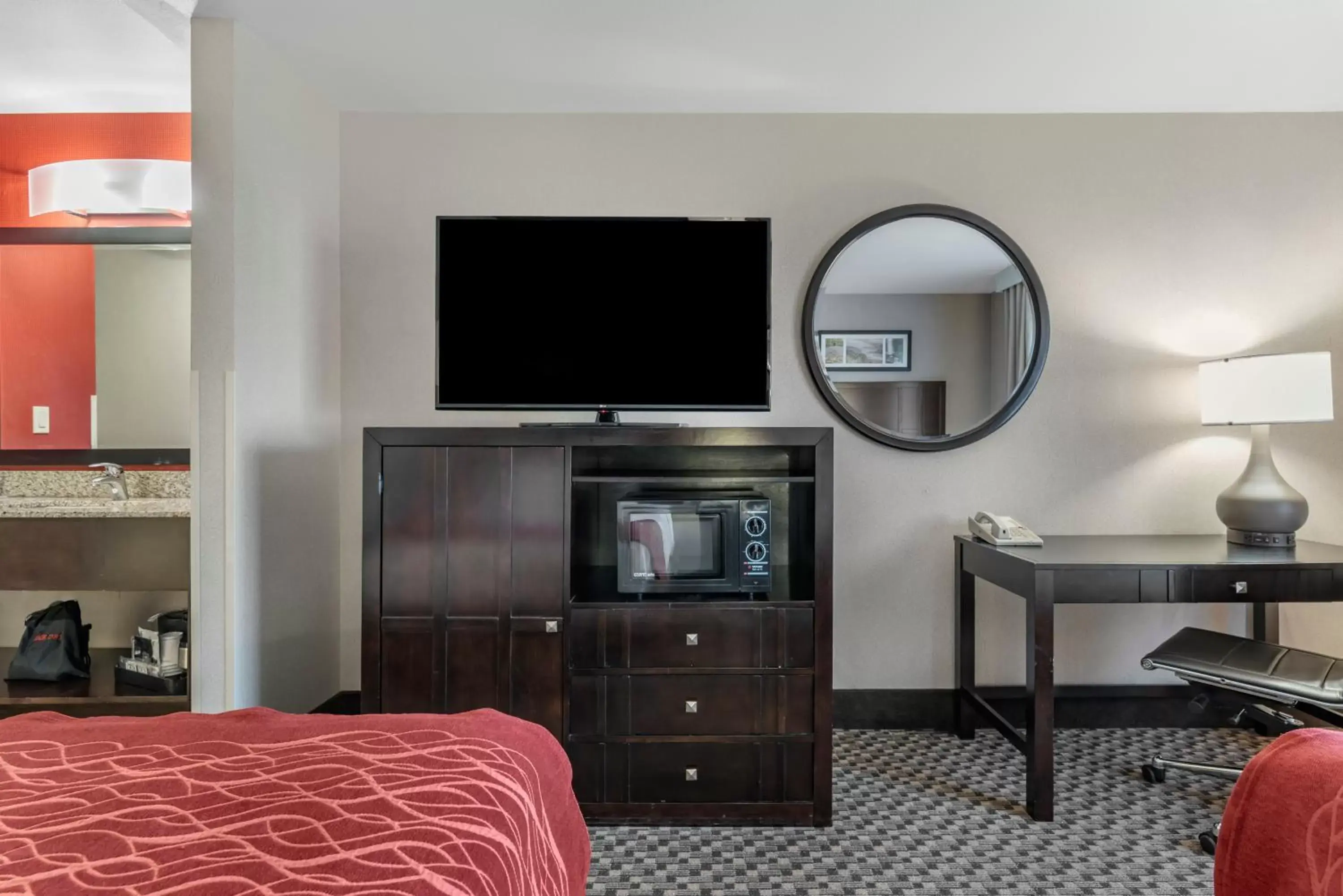 TV and multimedia, TV/Entertainment Center in Comfort Inn Troutdale-Portland East