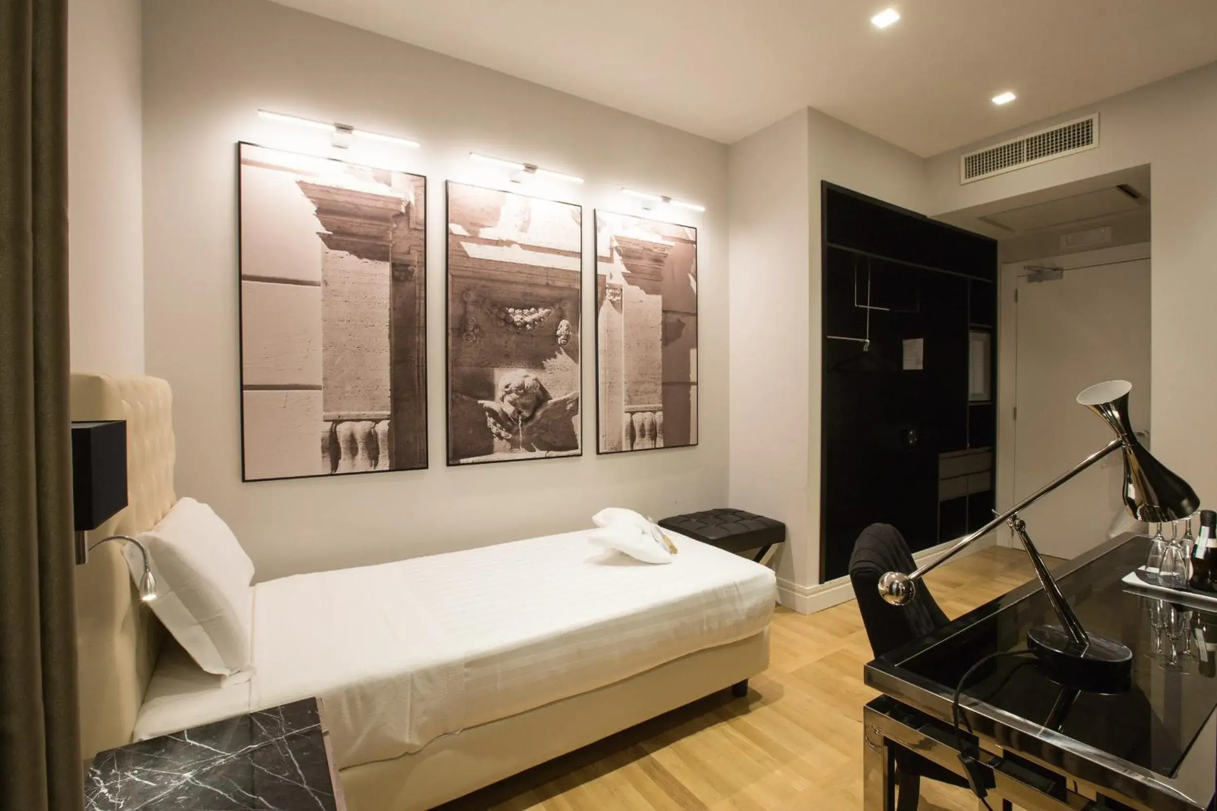 Bedroom in Floris Hotel