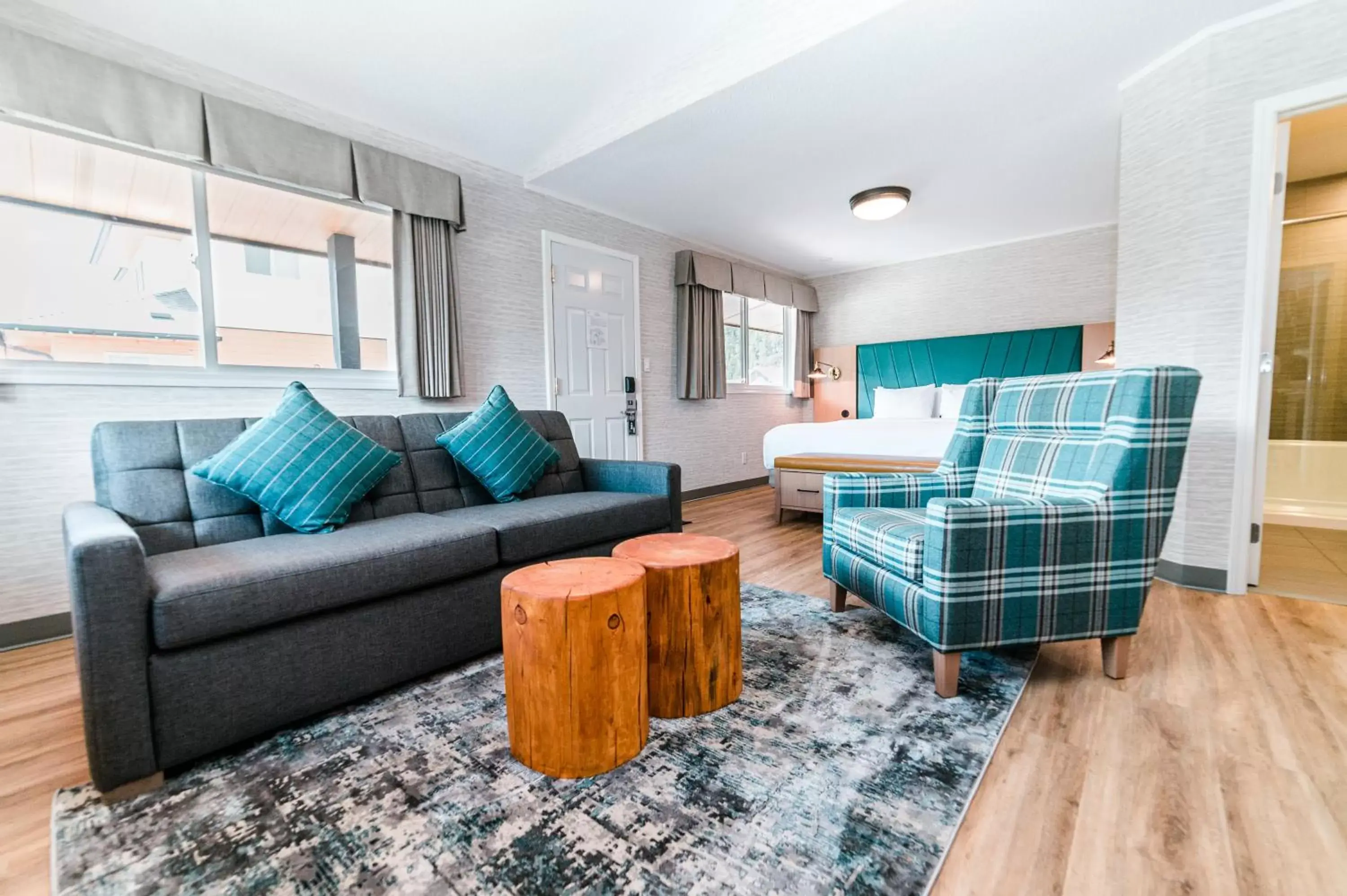 Living room, Seating Area in Mount Robson Inn