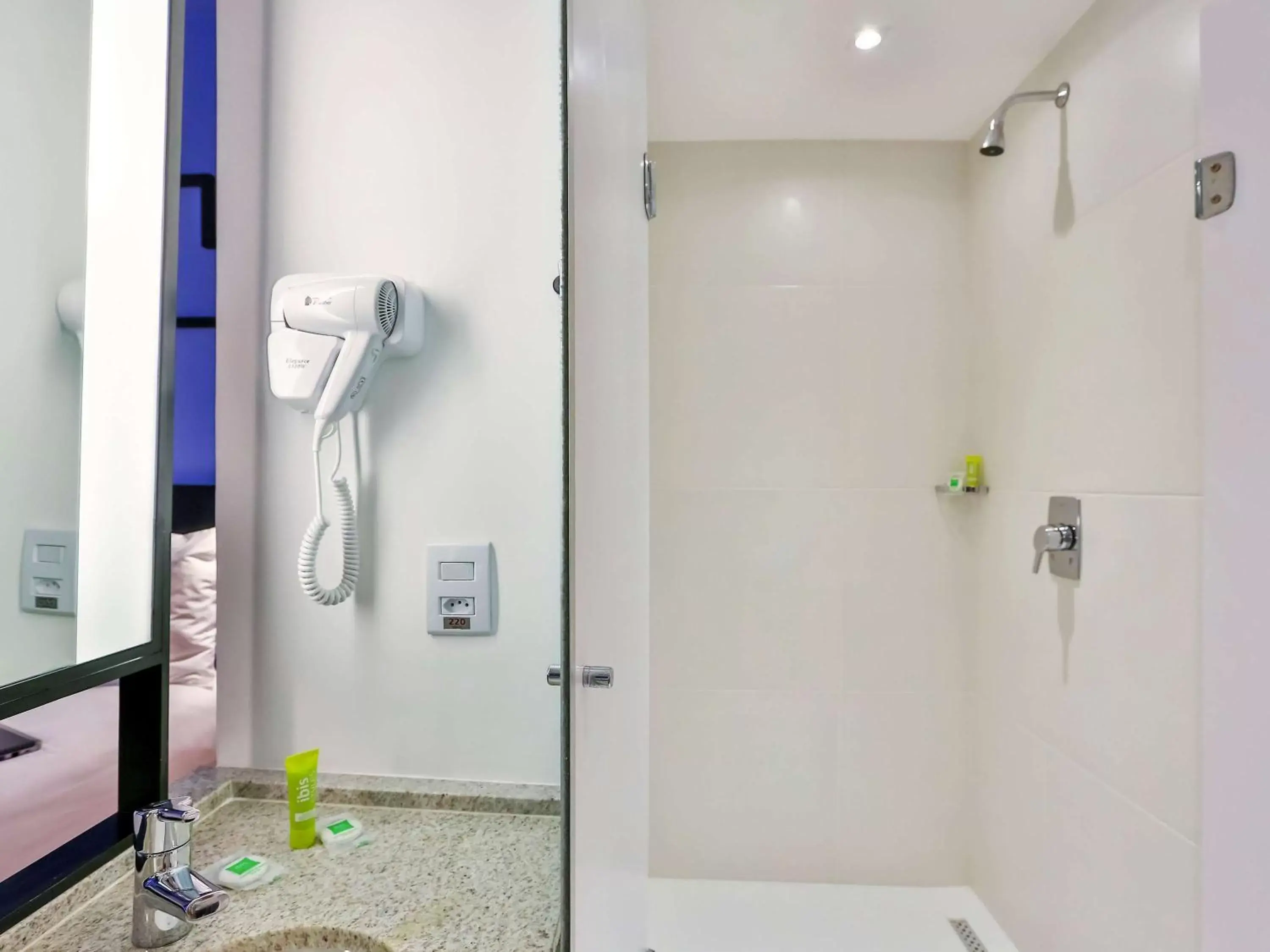 Photo of the whole room, Bathroom in ibis Styles Goiania Marista
