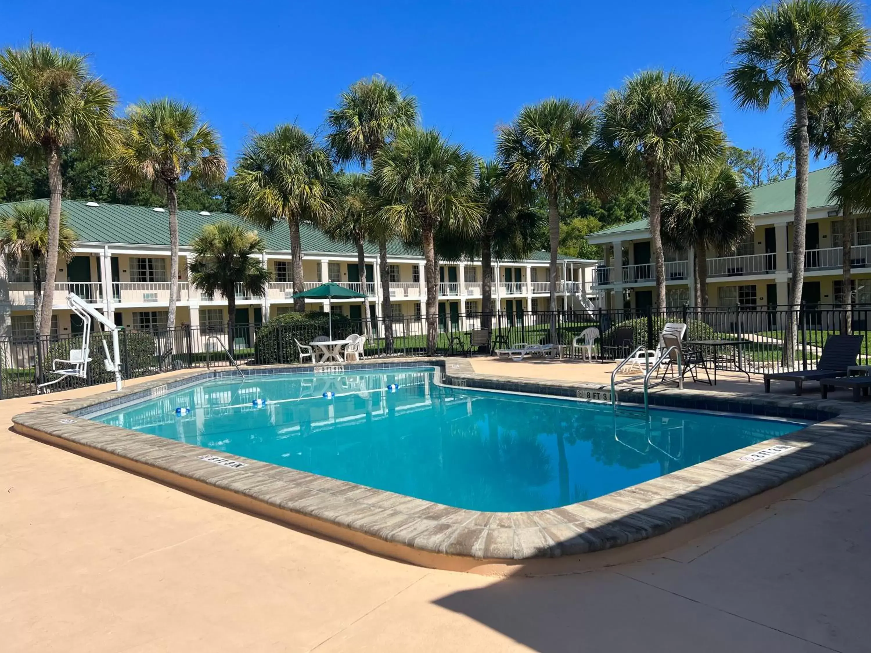 Swimming Pool in Windsor inn of Jacksonville