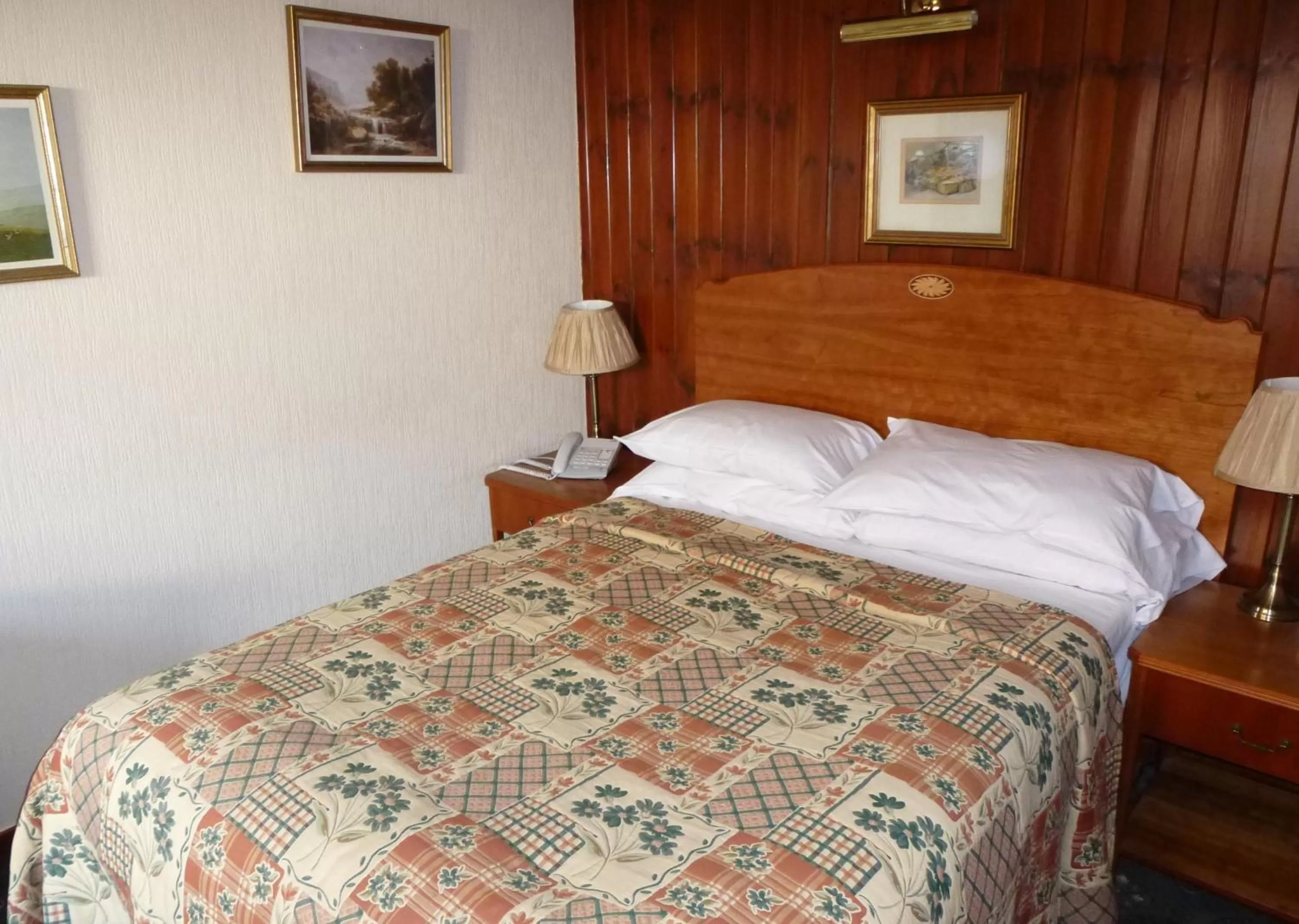 Bed in Somerton House Hotel