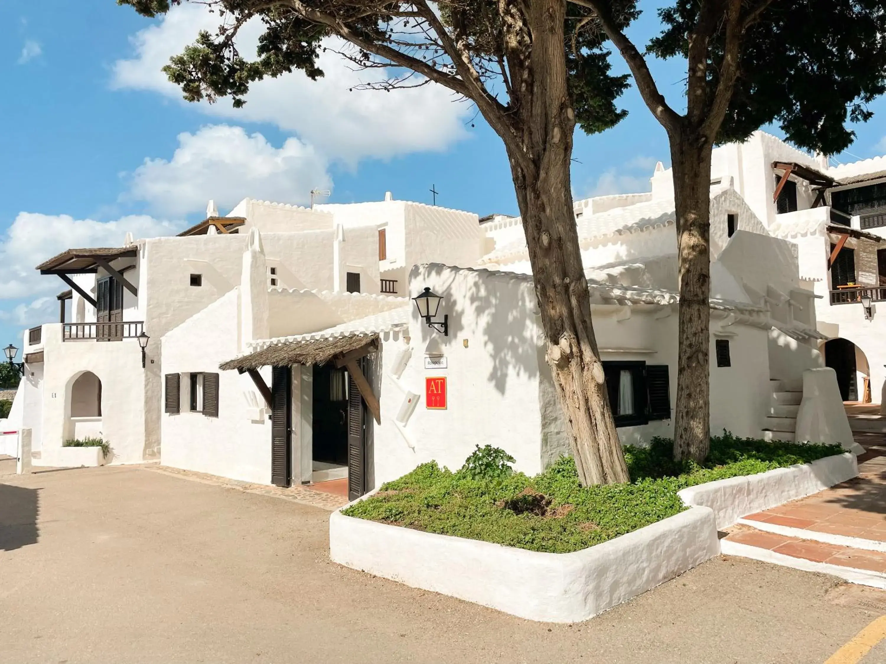 Property building in Binivell Park - Caliu Apartments Property building in Binivell Park - Caliu Apartments