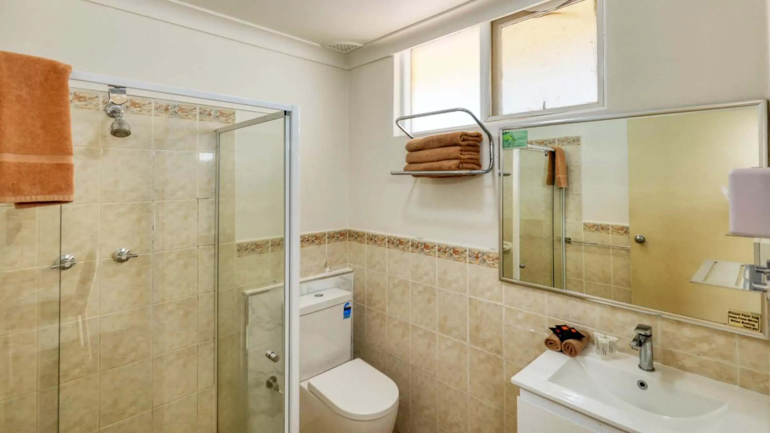 towels, Bathroom in Cootamundra Gardens Motel