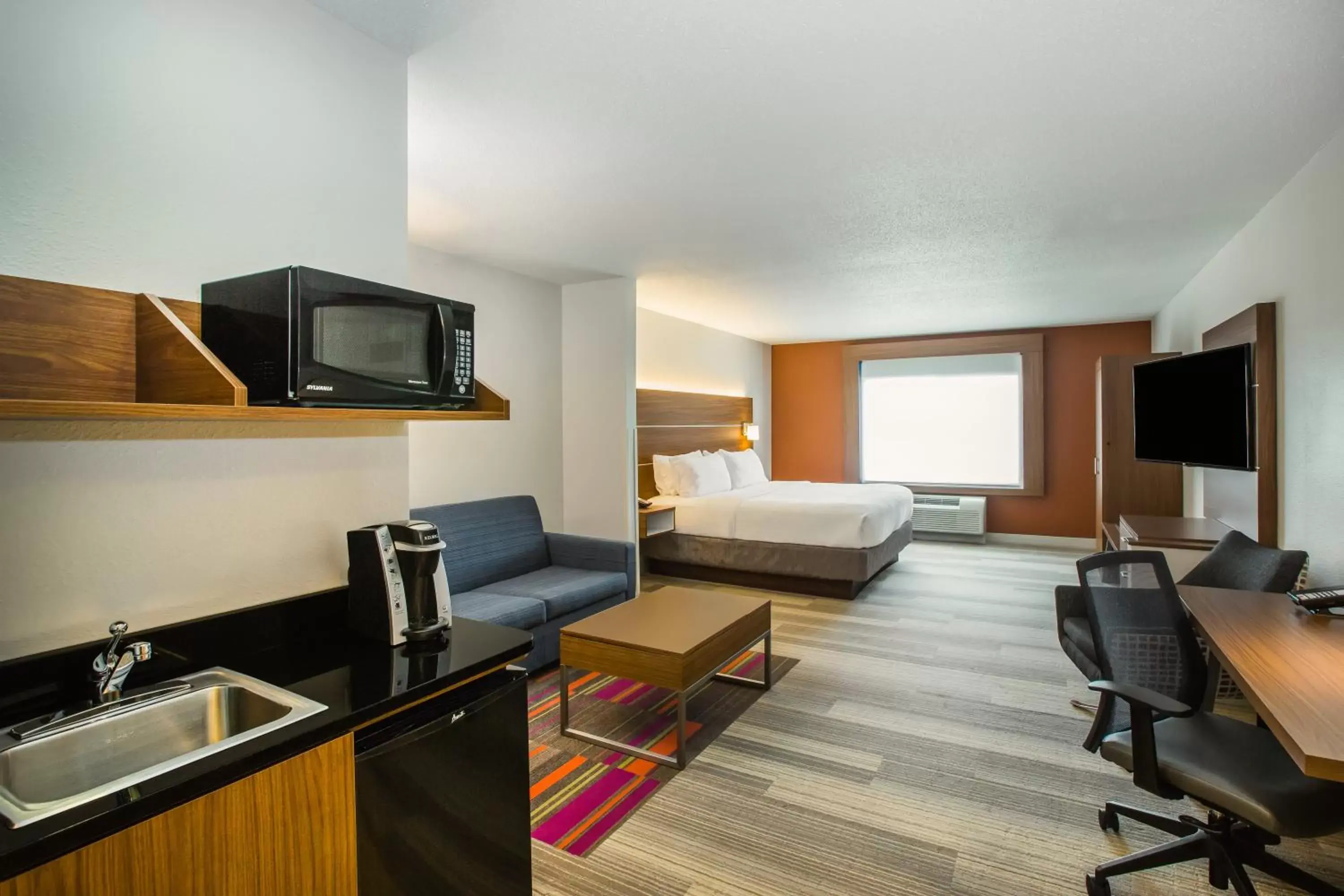 Bedroom, TV/Entertainment Center in Holiday Inn Express Hotel & Suites Bellevue-Omaha Area, an IHG Hotel