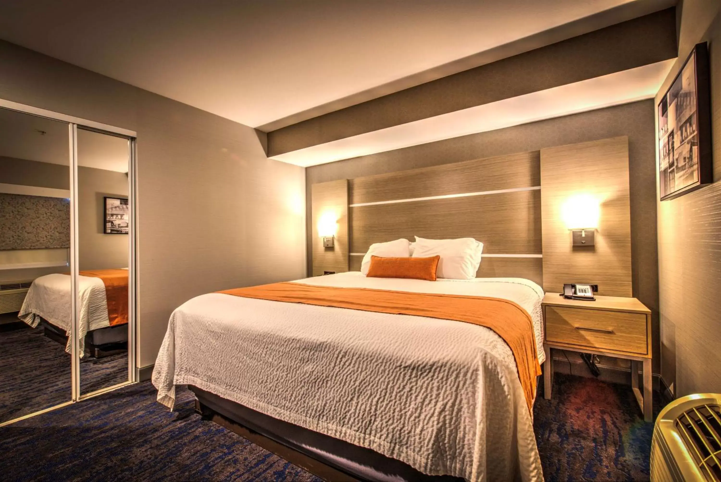 Bedroom, Bed in Best Western Plus Media Center Inn & Suites