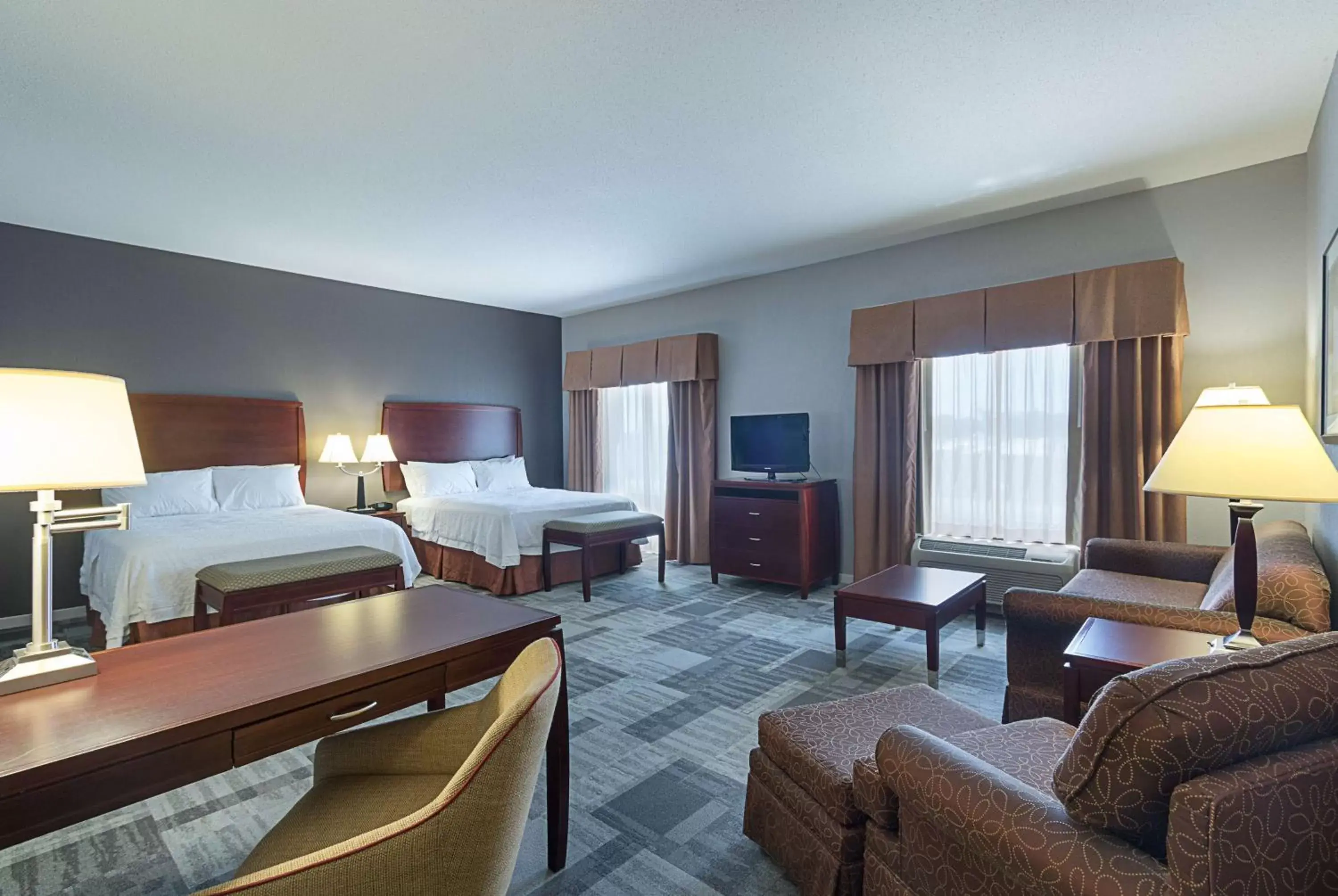 Bed in Hampton Inn and Suites Indianapolis/Brownsburg