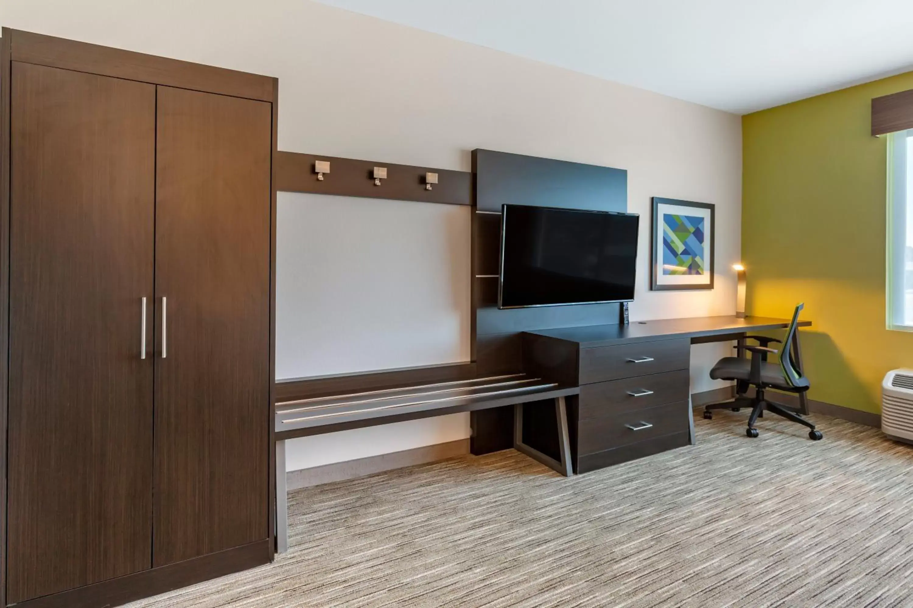 TV and multimedia, TV/Entertainment Center in Holiday Inn Express & Suites - Phoenix Dwtn - State Capitol, an IHG Hotel