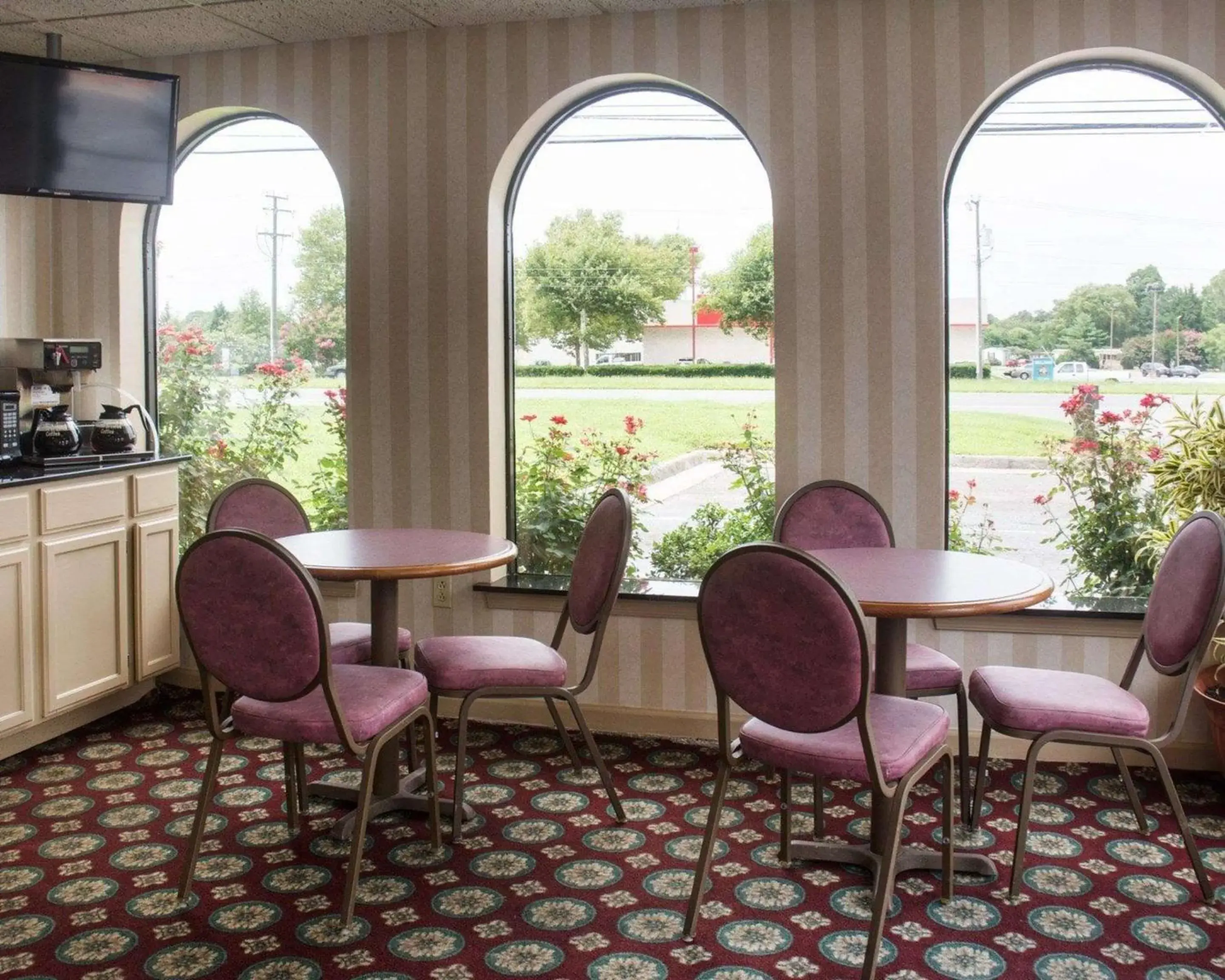 Restaurant/places to eat in Econo Lodge Chesapeake Route 13 and I-464