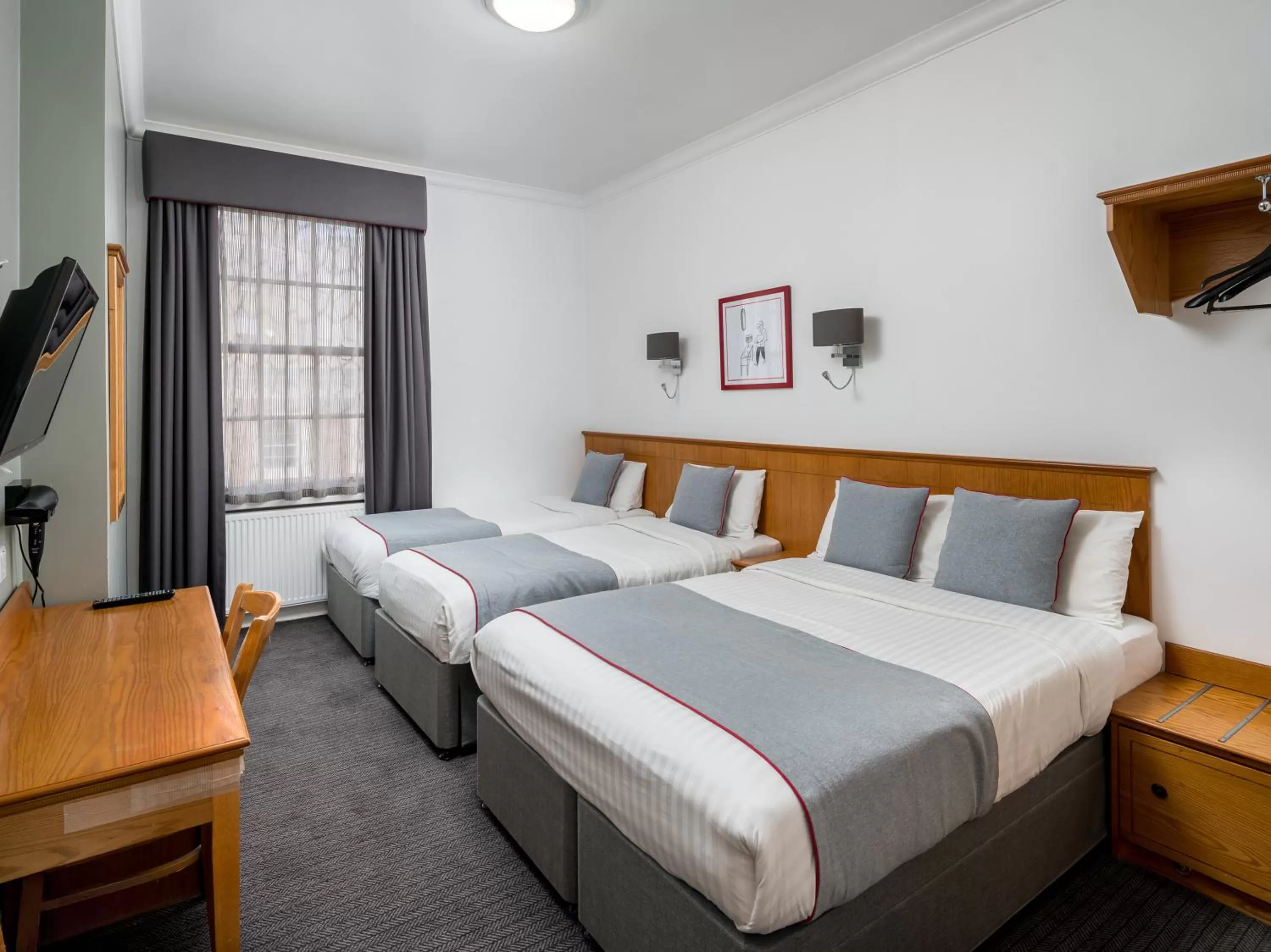 Photo of the whole room, Bed in OYO Townhouse New England, London Victoria